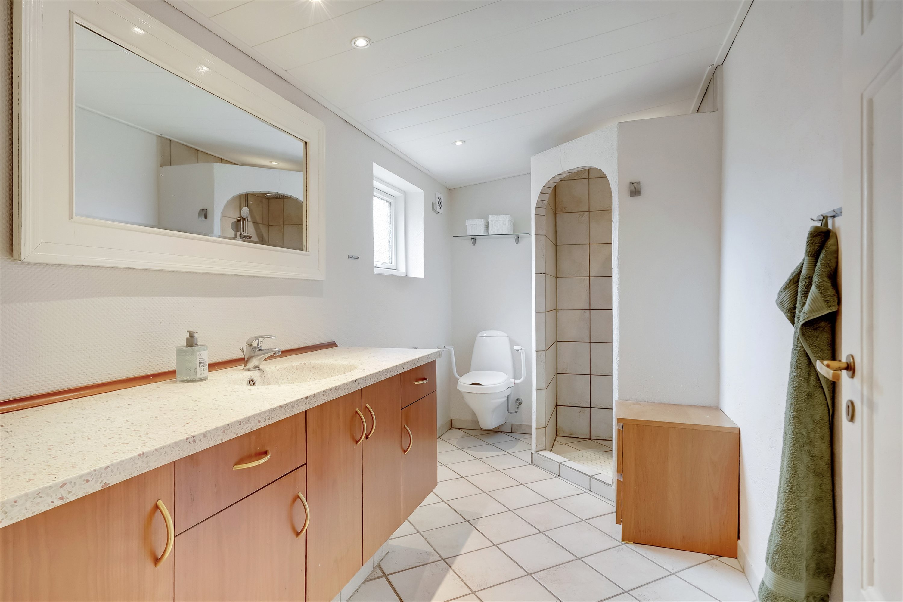 Fremhævet badeværelse stueplan billede i fuldskærmstilstand. Billede af Hornelund 3, Horne, 6800 Varde