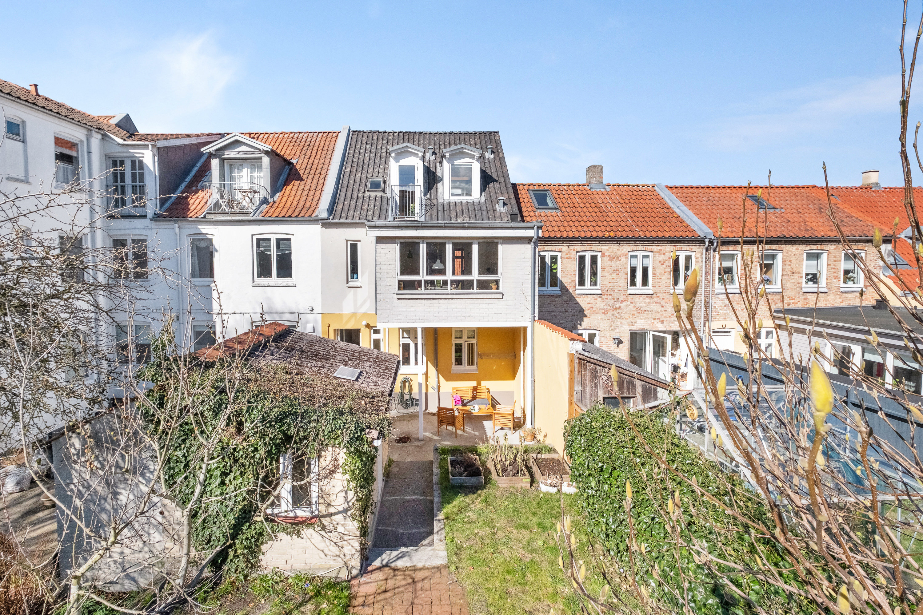 Fremhævet bag facade billede i fuldskærmstilstand. Billede af Ole Rømers Gade 68, 8000 Aarhus C