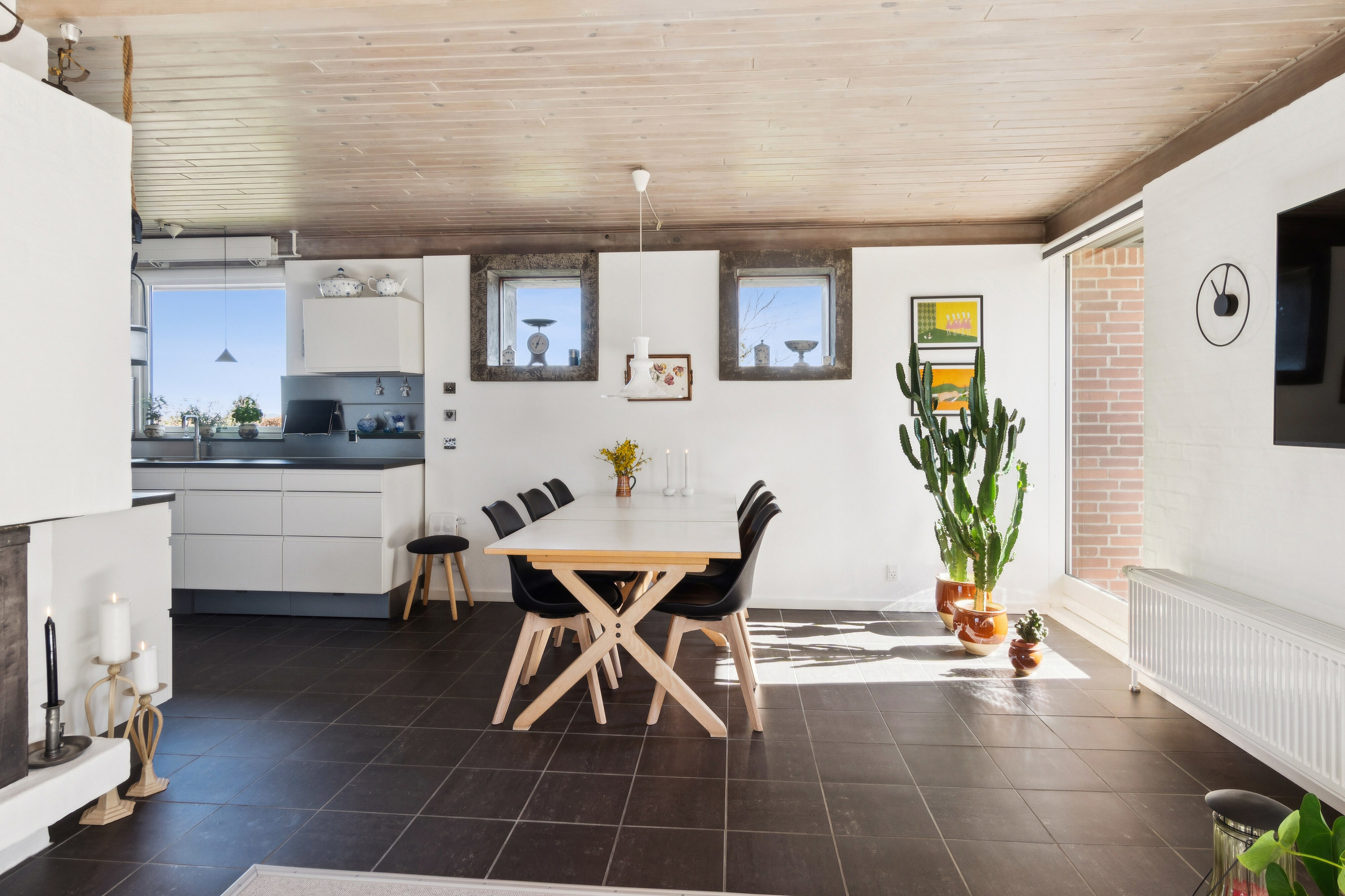 Fremhævet spisestue billede i fuldskærmstilstand. Billede af Fladehøj 33, 4534 Hørve