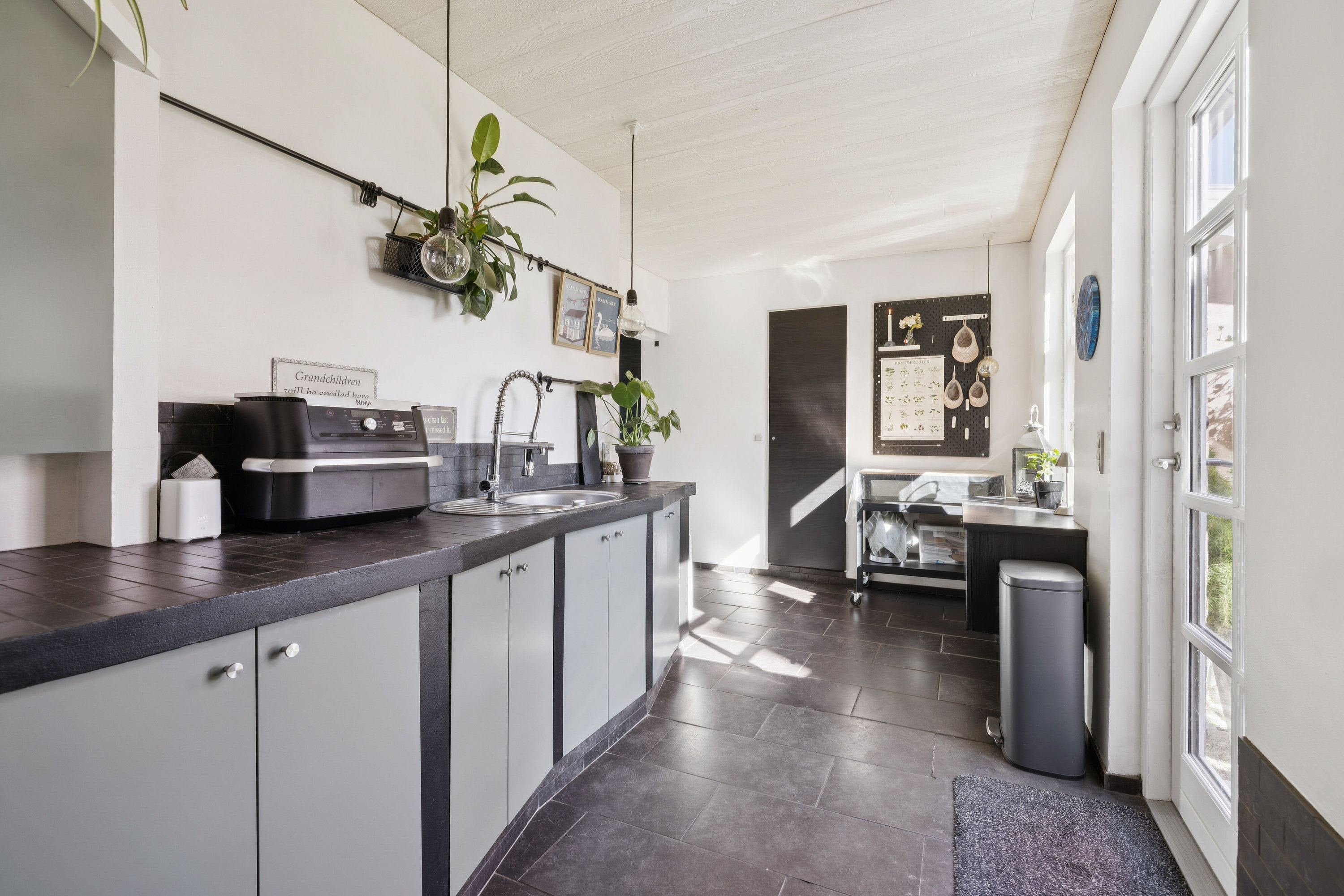 Fremhævet køkken billede i fuldskærmstilstand. Billede af Søndre Landevej 27, Henninge, 5900 Rudkøbing