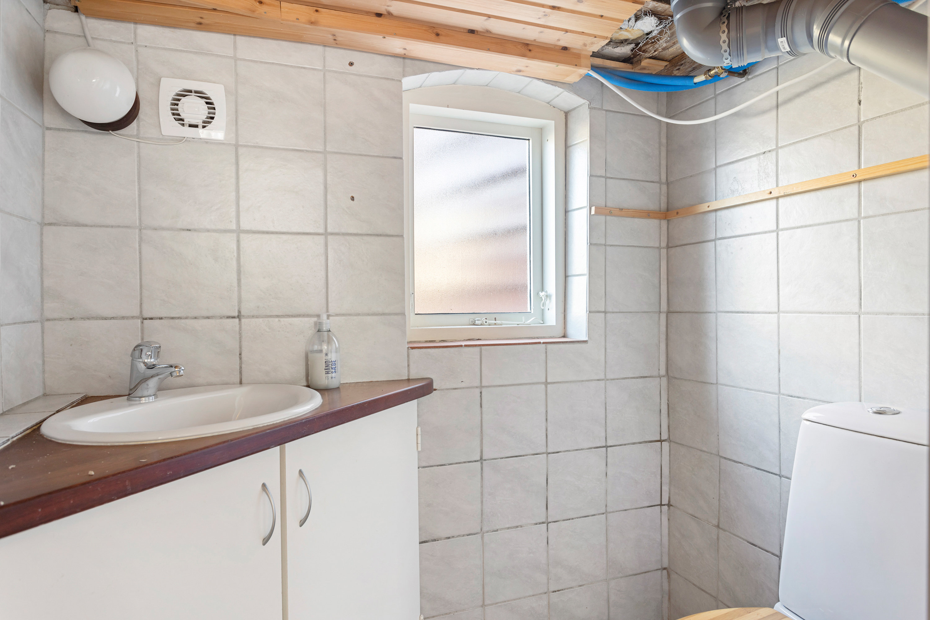 Fremhævet toilet billede i fuldskærmstilstand. Billede af Emilievej 17, 9900 Frederikshavn