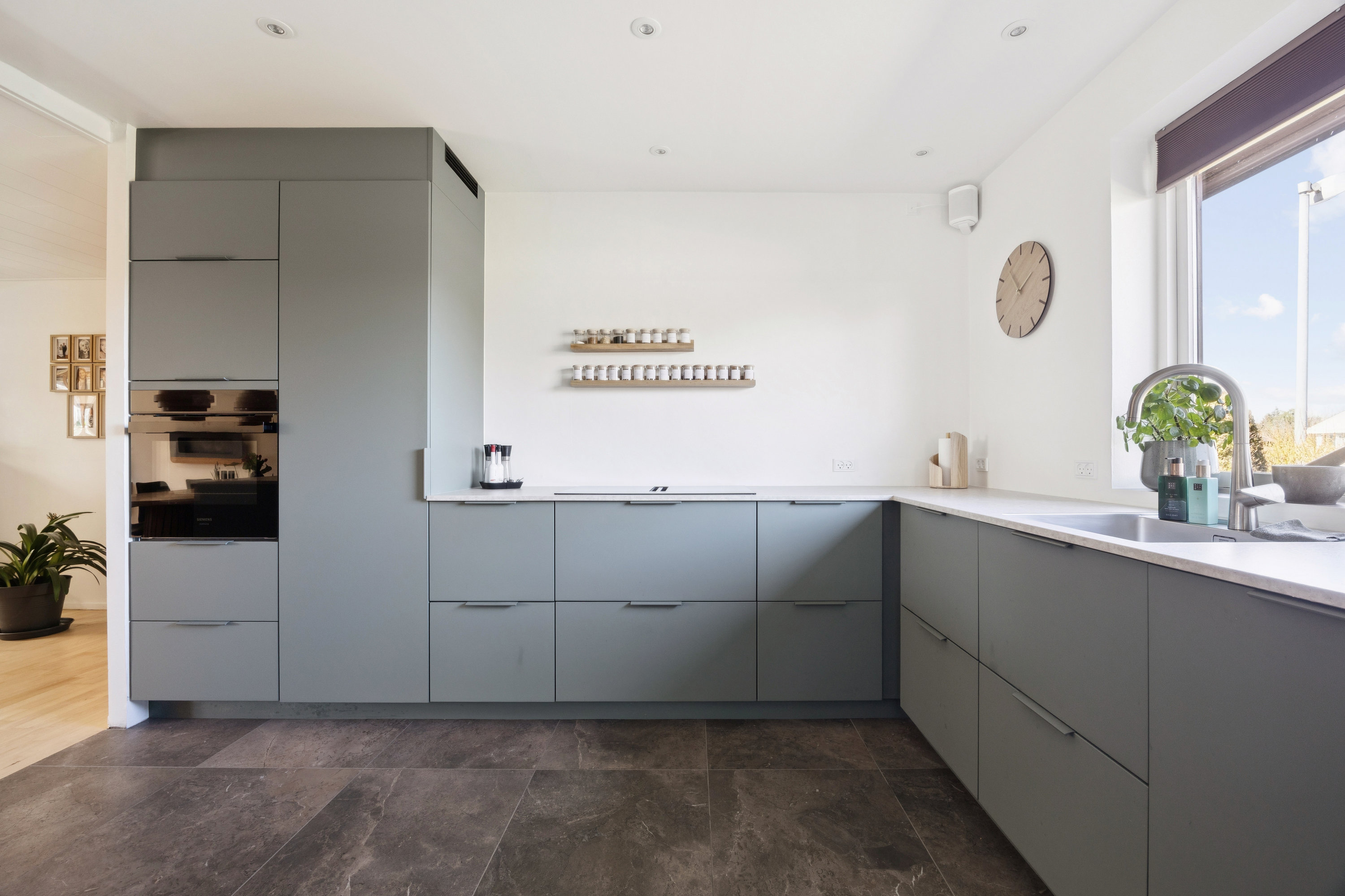 Fremhævet køkken billede i fuldskærmstilstand. Billede af Horseager 12, 2670 Greve