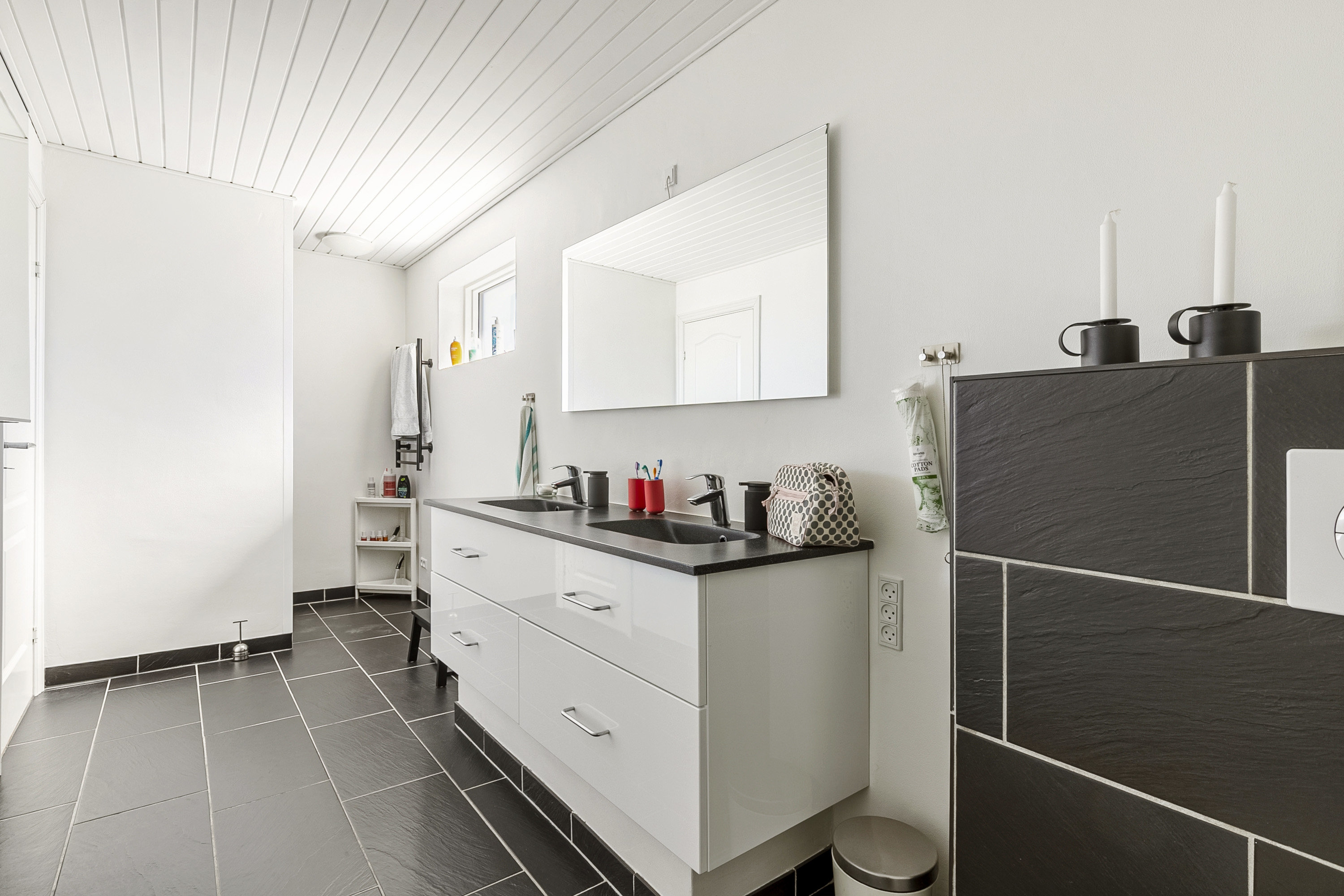 Fremhævet badeværelse billede i fuldskærmstilstand. Billede af Egevænget 3, 8362 Hørning