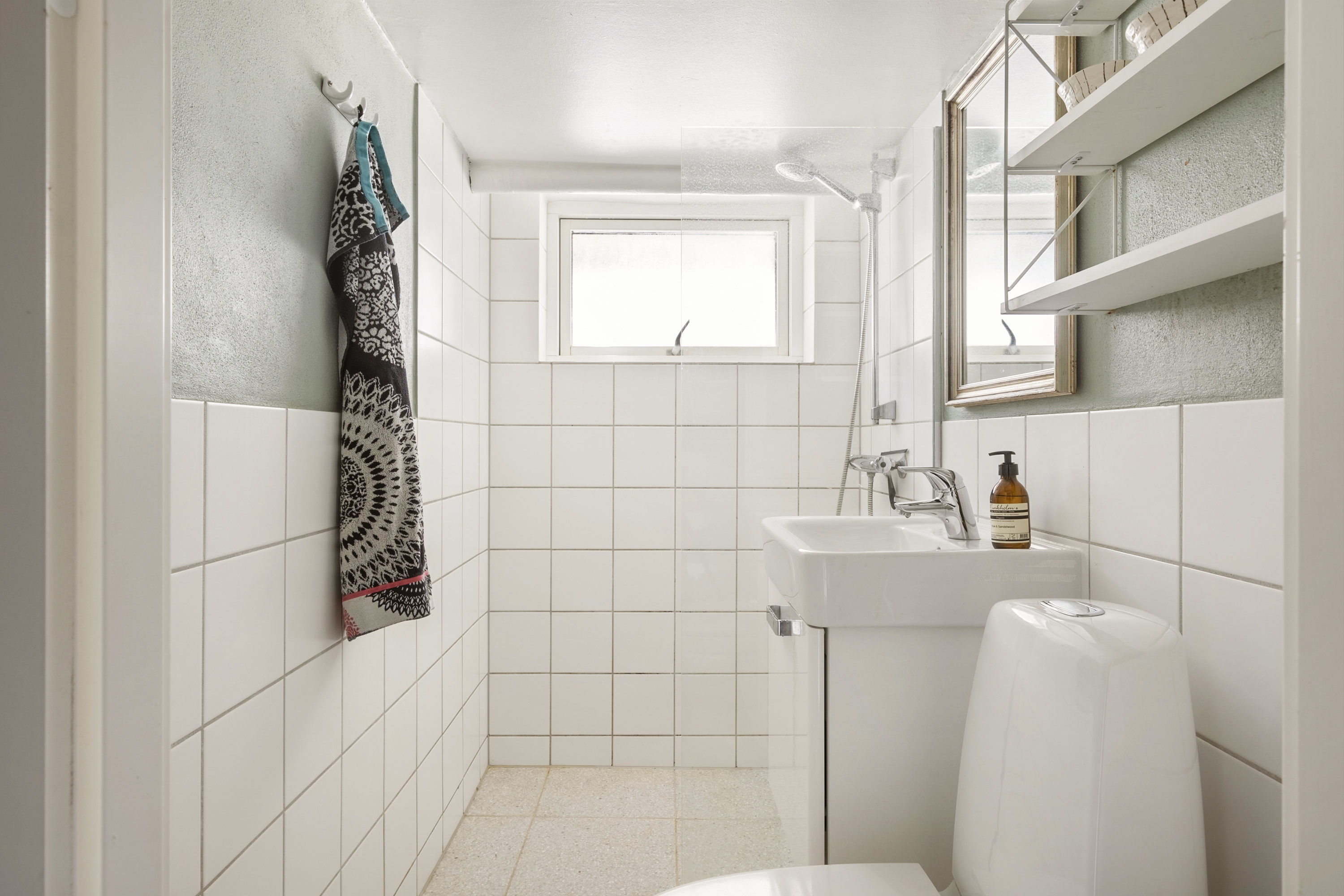 Fremhævet badeværelse underetage billede i fuldskærmstilstand. Billede af Møllevænget 11, 3000 Helsingør