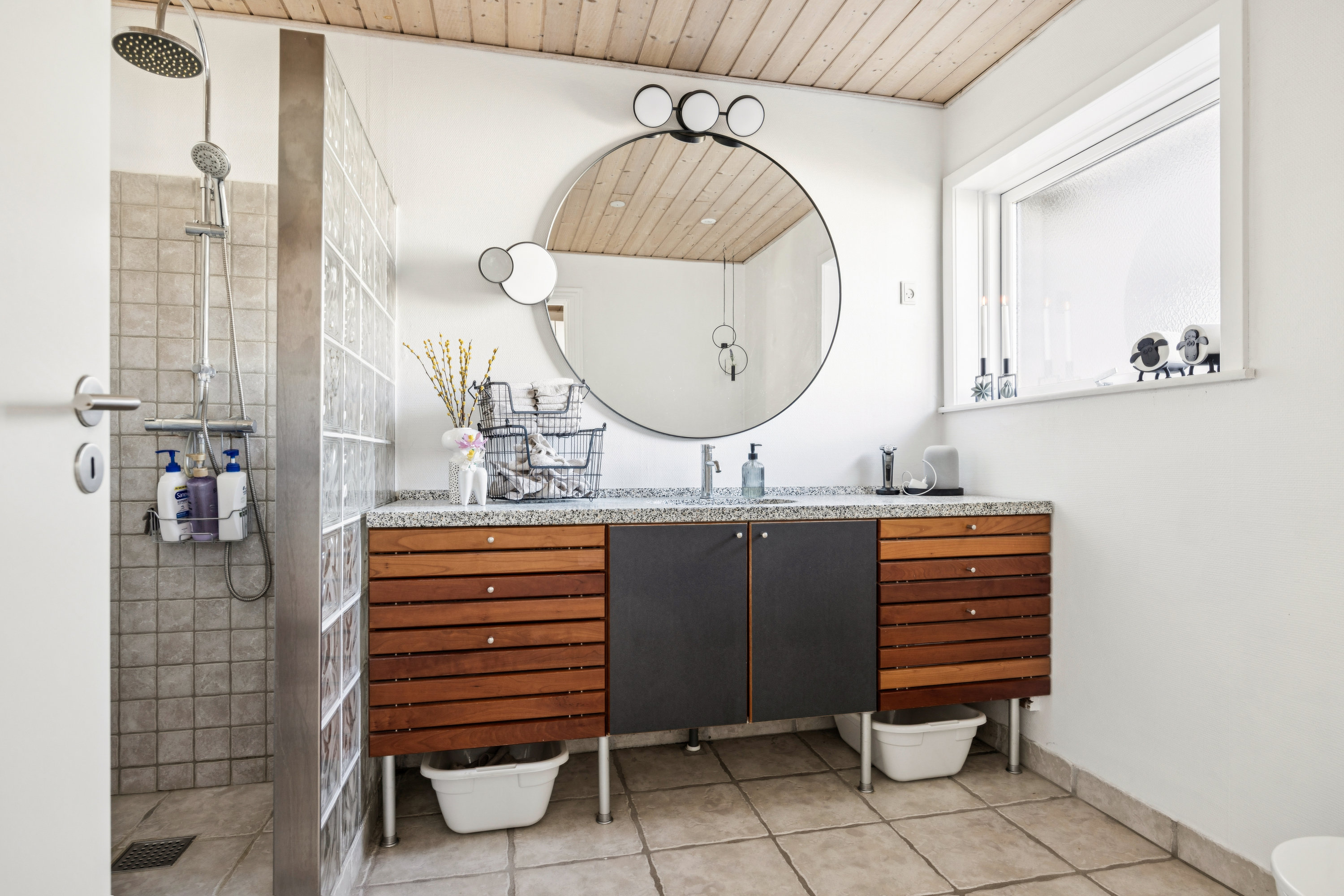 Fremhævet badeværelse billede i fuldskærmstilstand. Billede af Vinkelvej 9, 9370 Hals