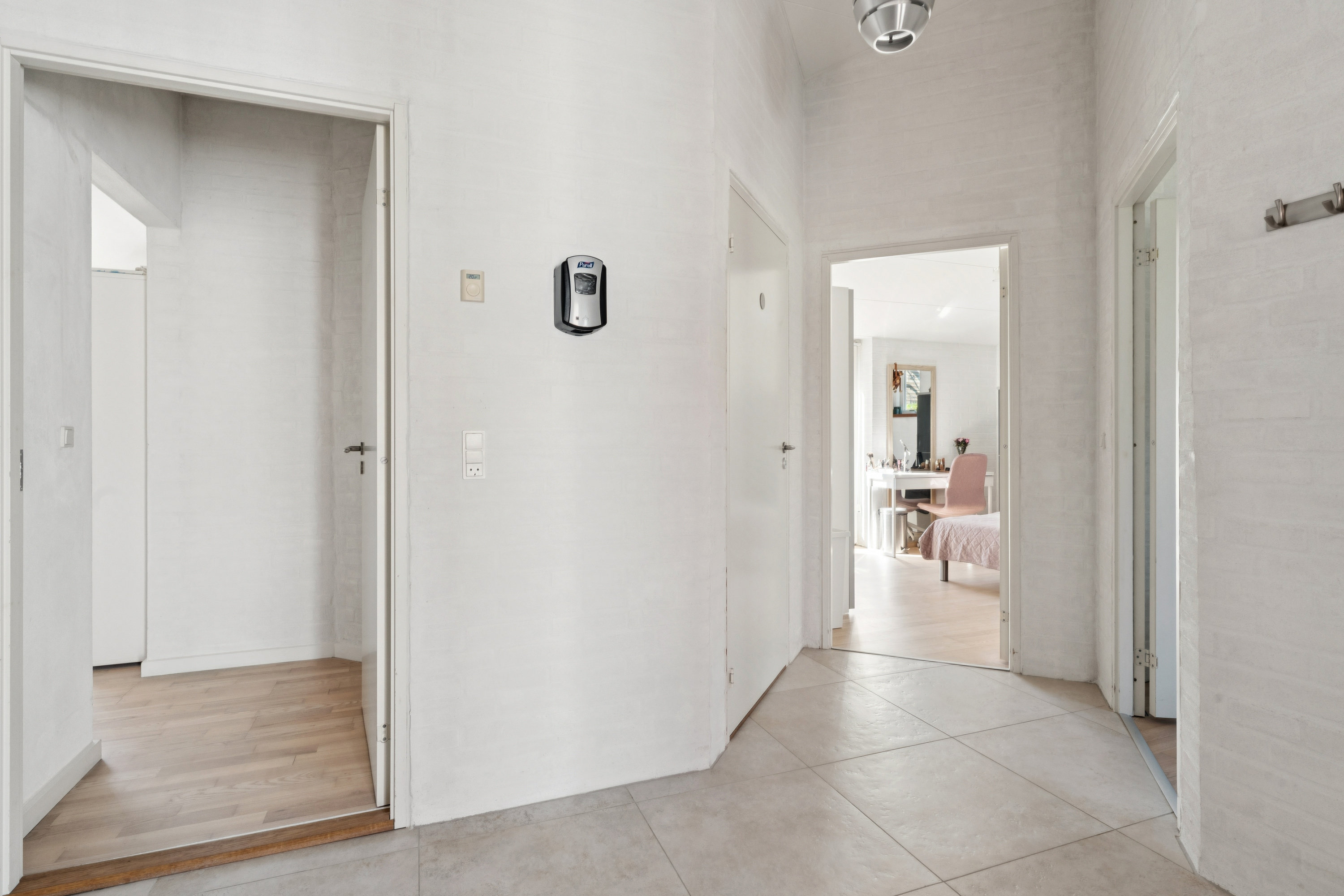 Fremhævet gang billede i fuldskærmstilstand. Billede af Valmuemarken 48, 9000 Aalborg