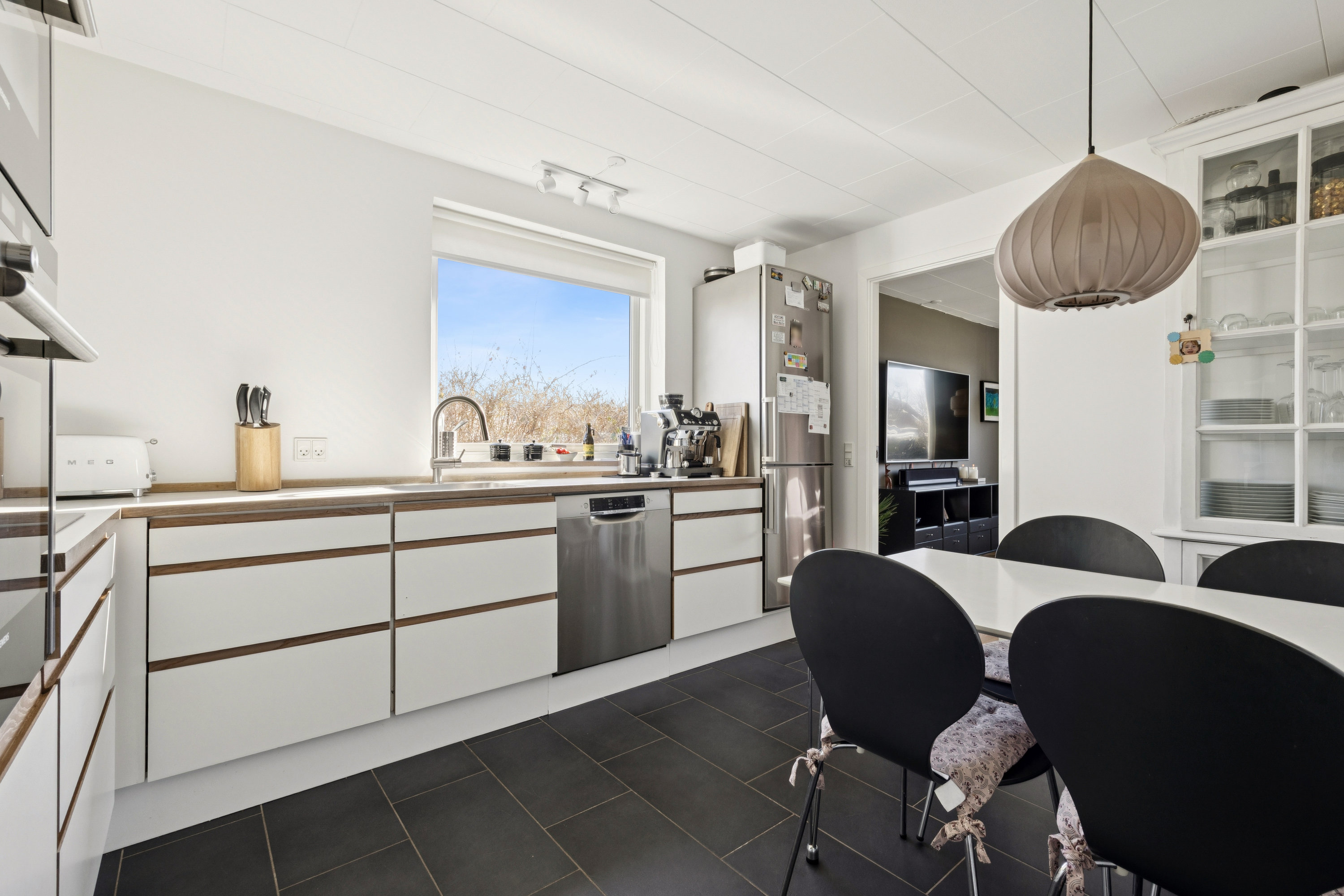 Fremhævet køkken alrum billede i fuldskærmstilstand. Billede af Højdevej 38, 2670 Greve