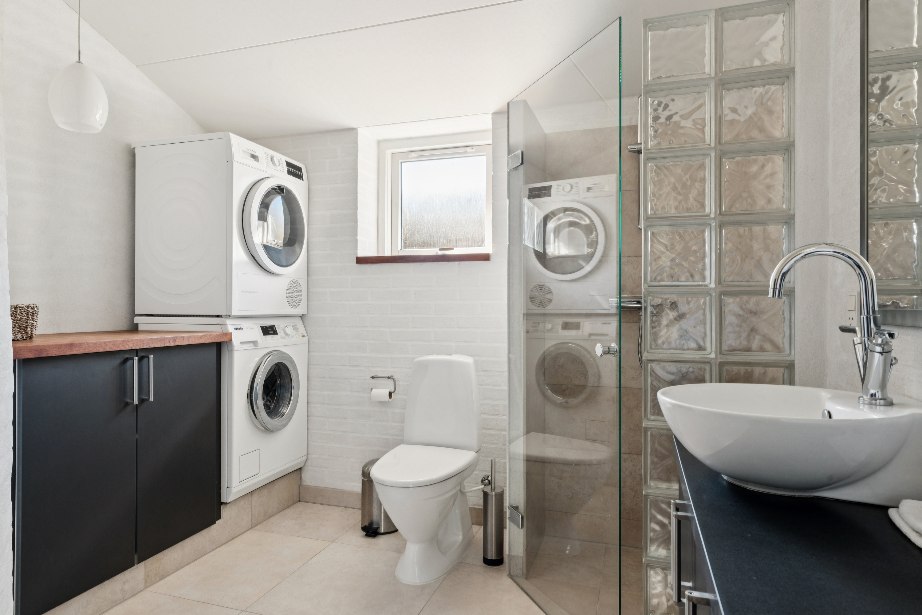 Fremhævet badeværelse billede i fuldskærmstilstand. Billede af Valmuemarken 48, 9000 Aalborg