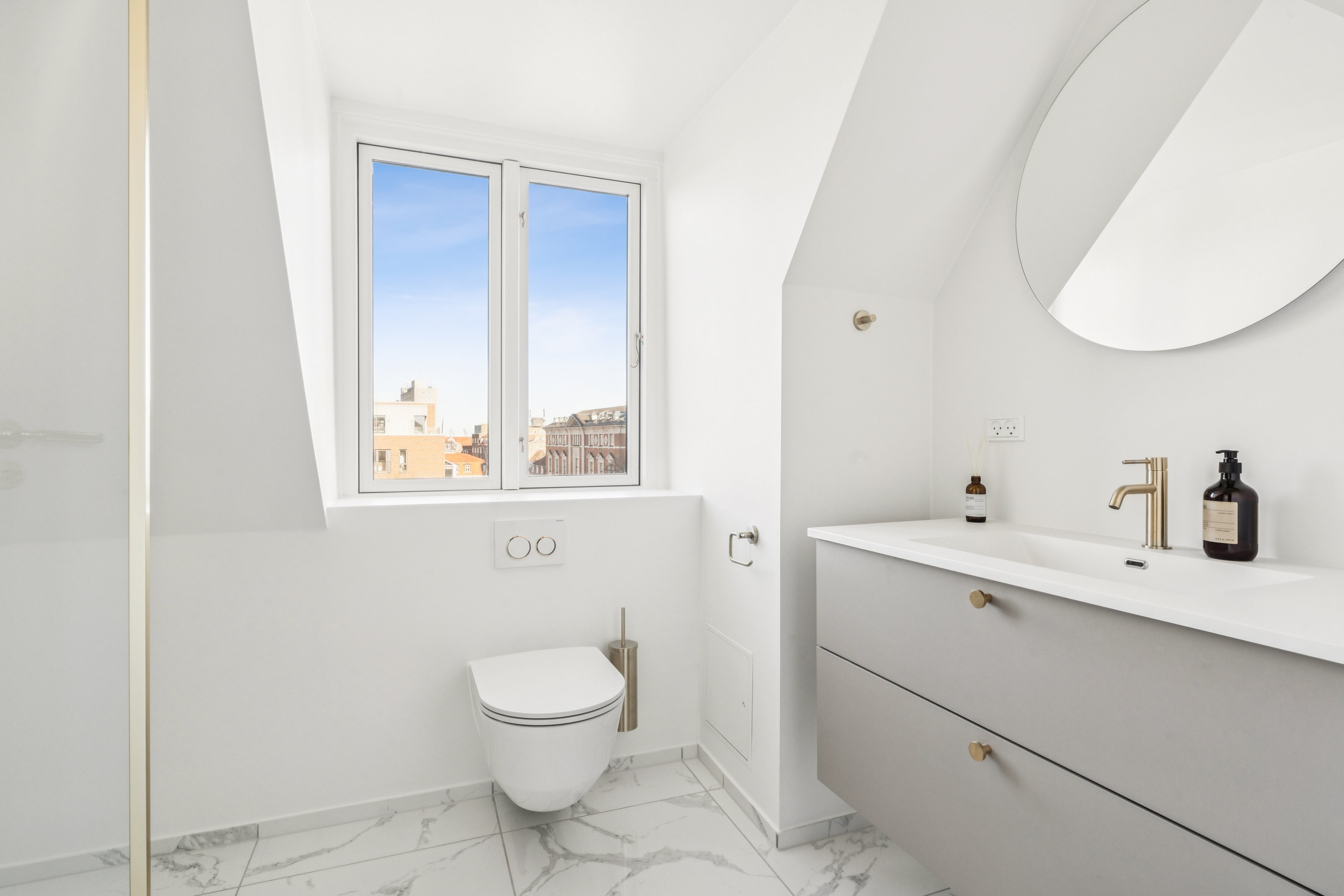 Fremhævet badeværelse billede i fuldskærmstilstand. Billede af Budolfi Plads 1, 4. mf., 9000 Aalborg