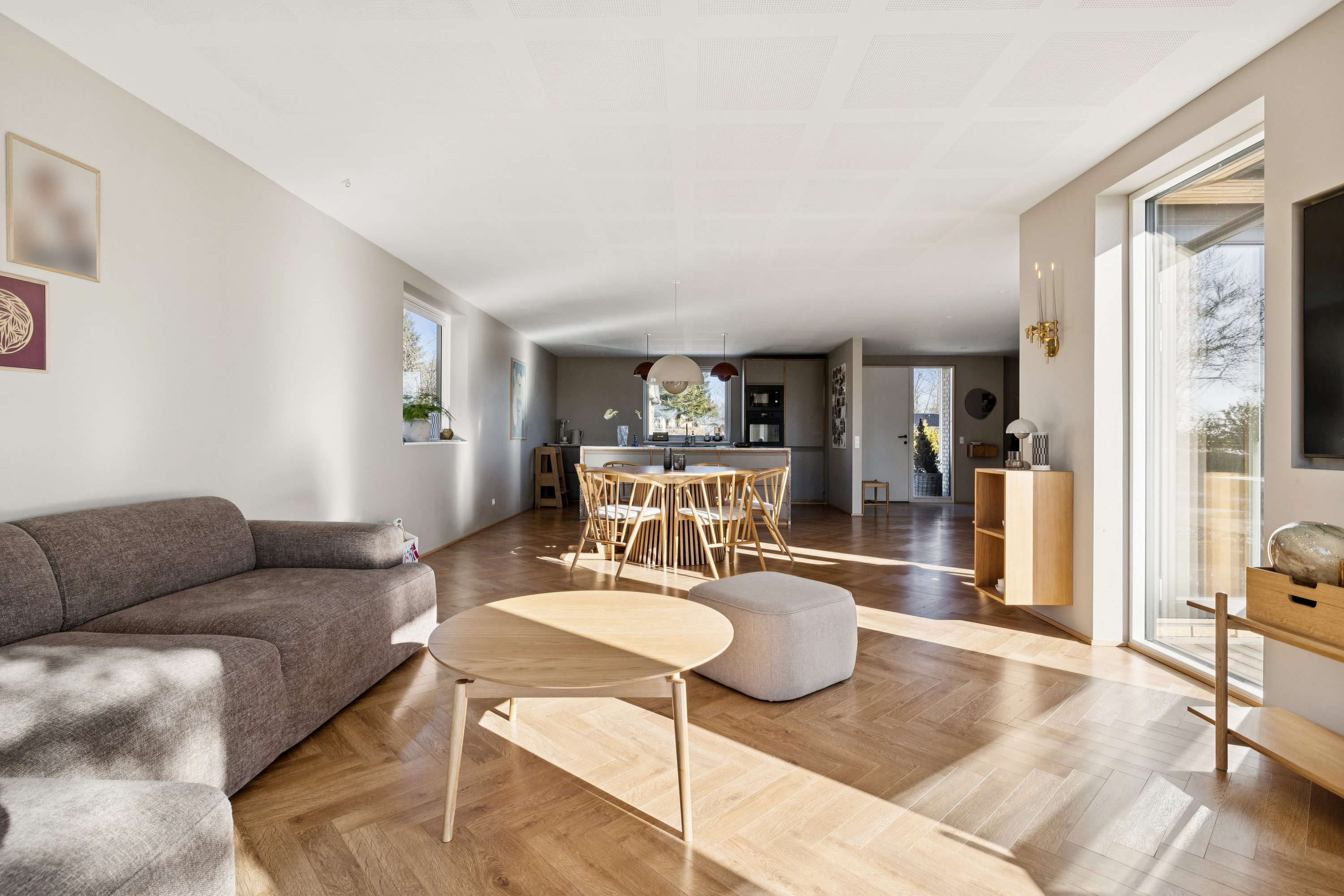 Fremhævet stue billede i fuldskærmstilstand. Billede af Skoletoften 28, Virring, 8660 Skanderborg