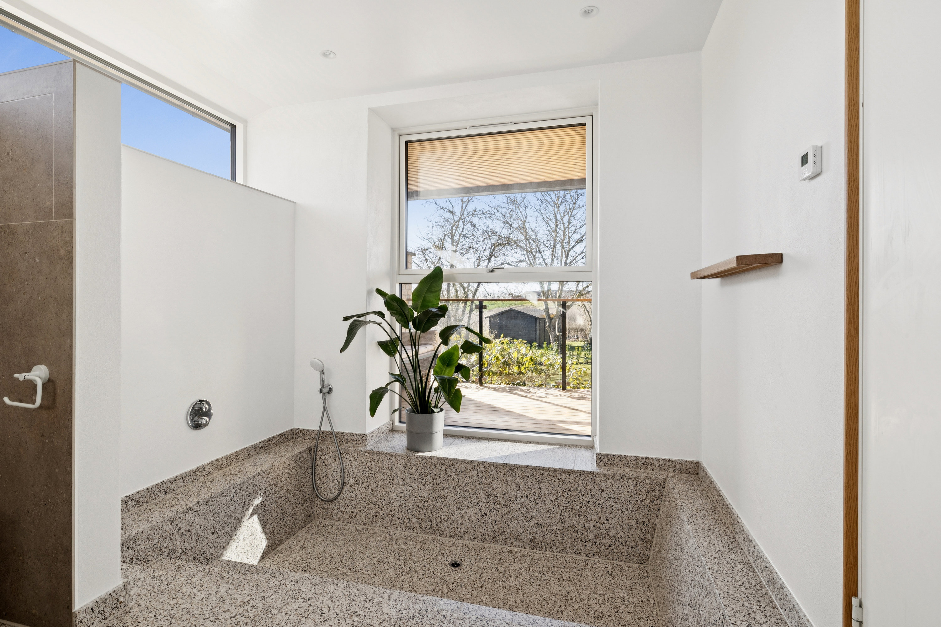 Fremhævet badeværelse billede i fuldskærmstilstand. Billede af Skoletoften 28, Virring, 8660 Skanderborg