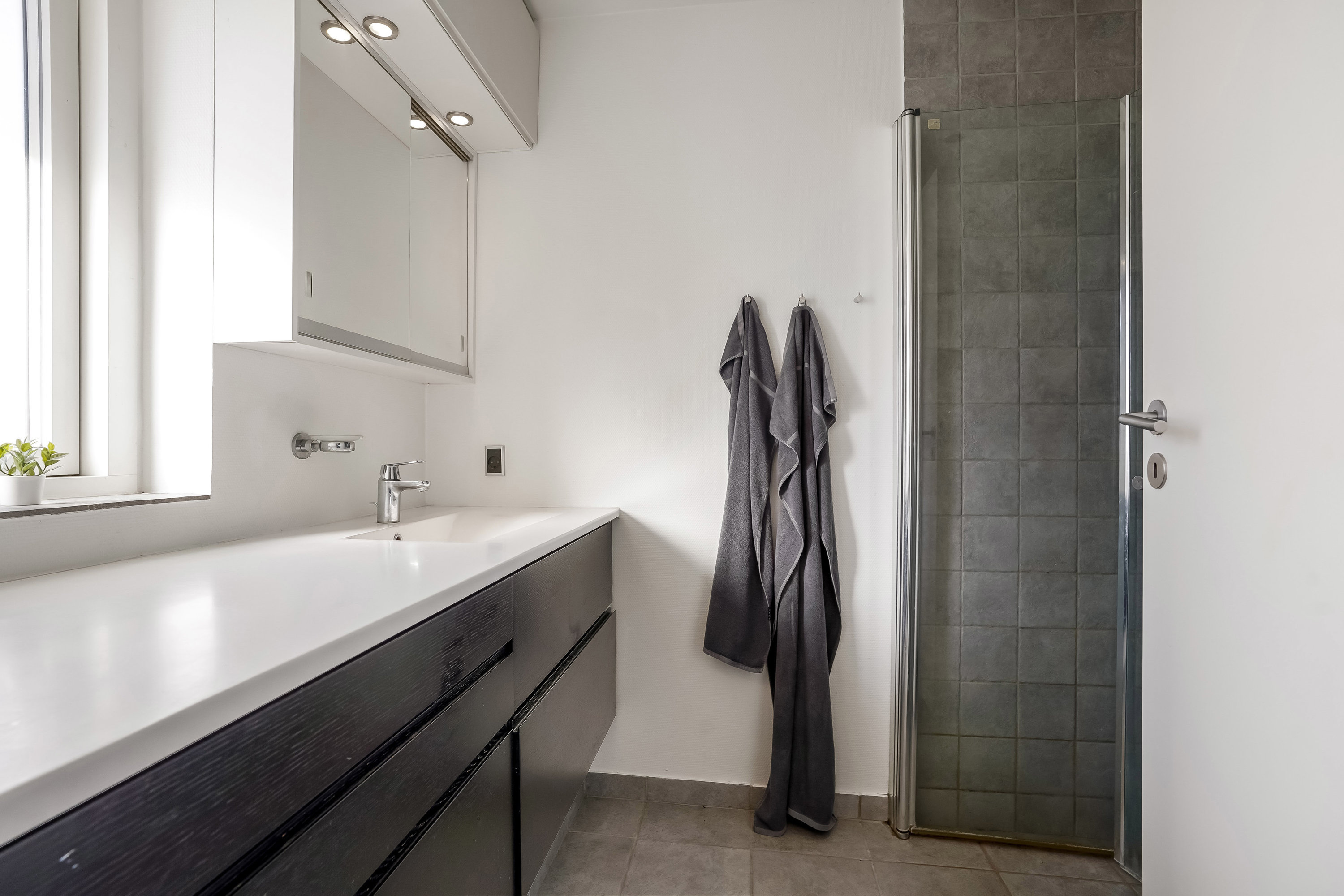 Fremhævet badeværelse billede i fuldskærmstilstand. Billede af Bakkelyparken 68, 7100 Vejle