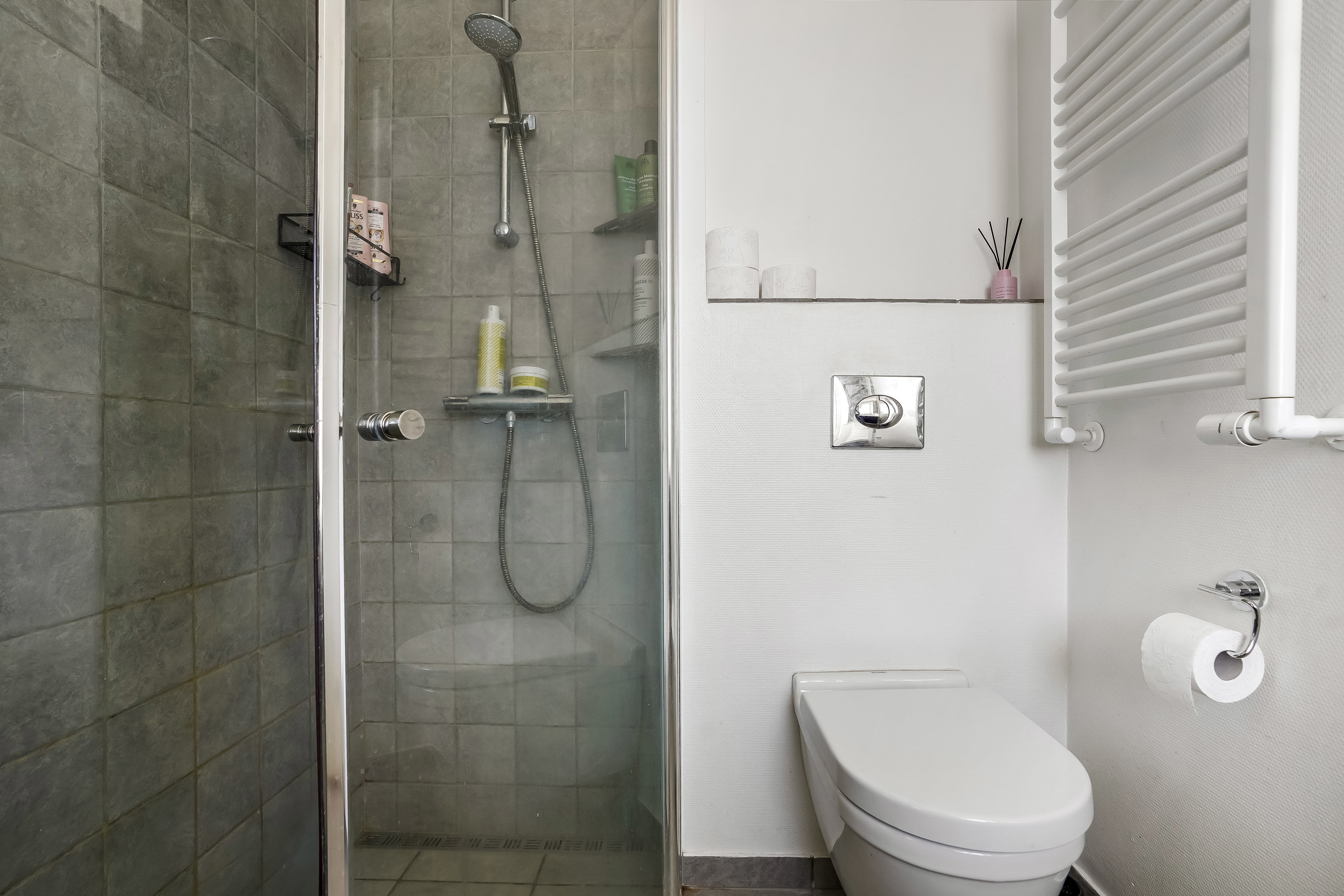 Fremhævet badeværelse billede i fuldskærmstilstand. Billede af Bakkelyparken 68, 7100 Vejle