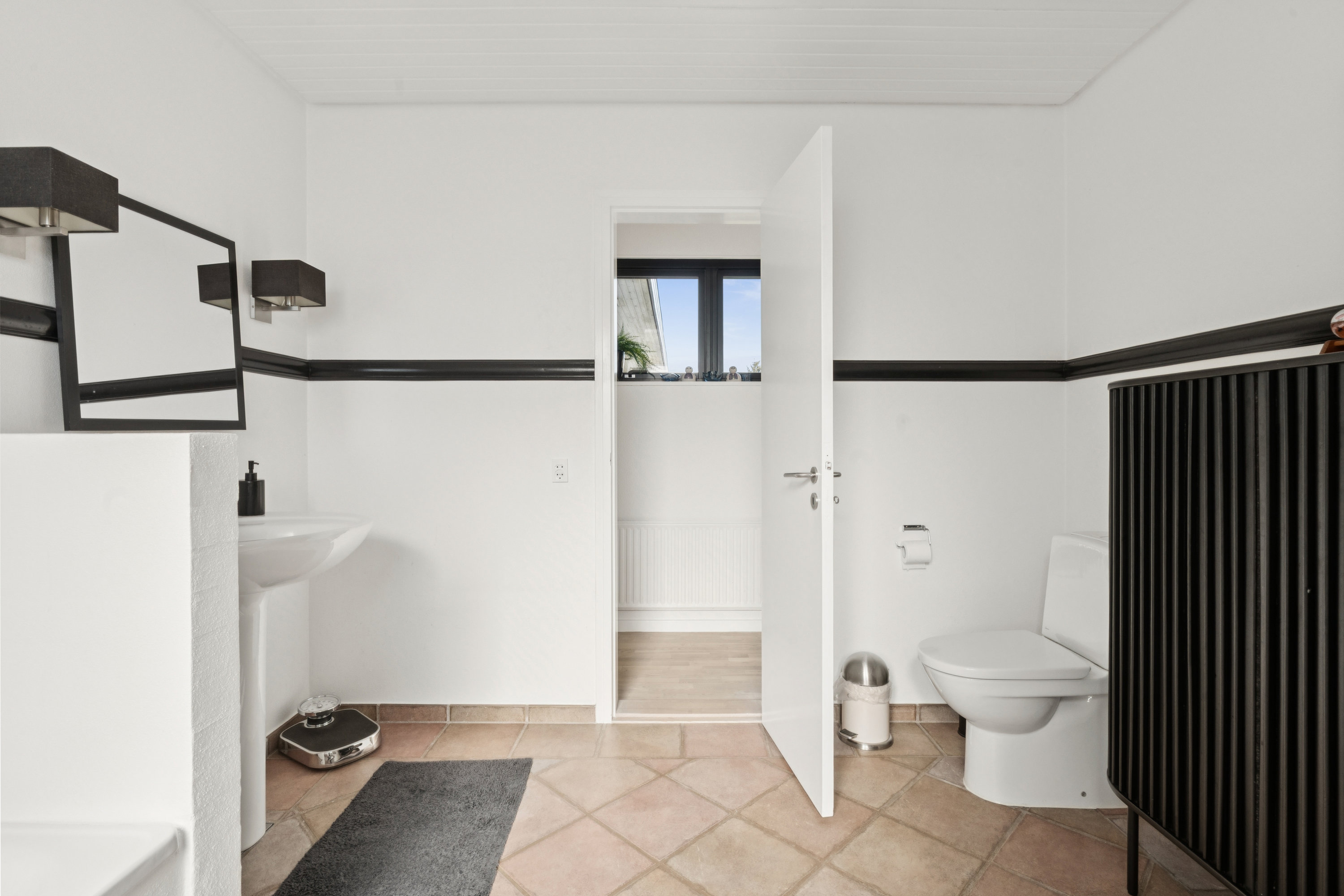 Fremhævet badeværelse billede i fuldskærmstilstand. Billede af Børglumvej 16, 9220 Aalborg Øst