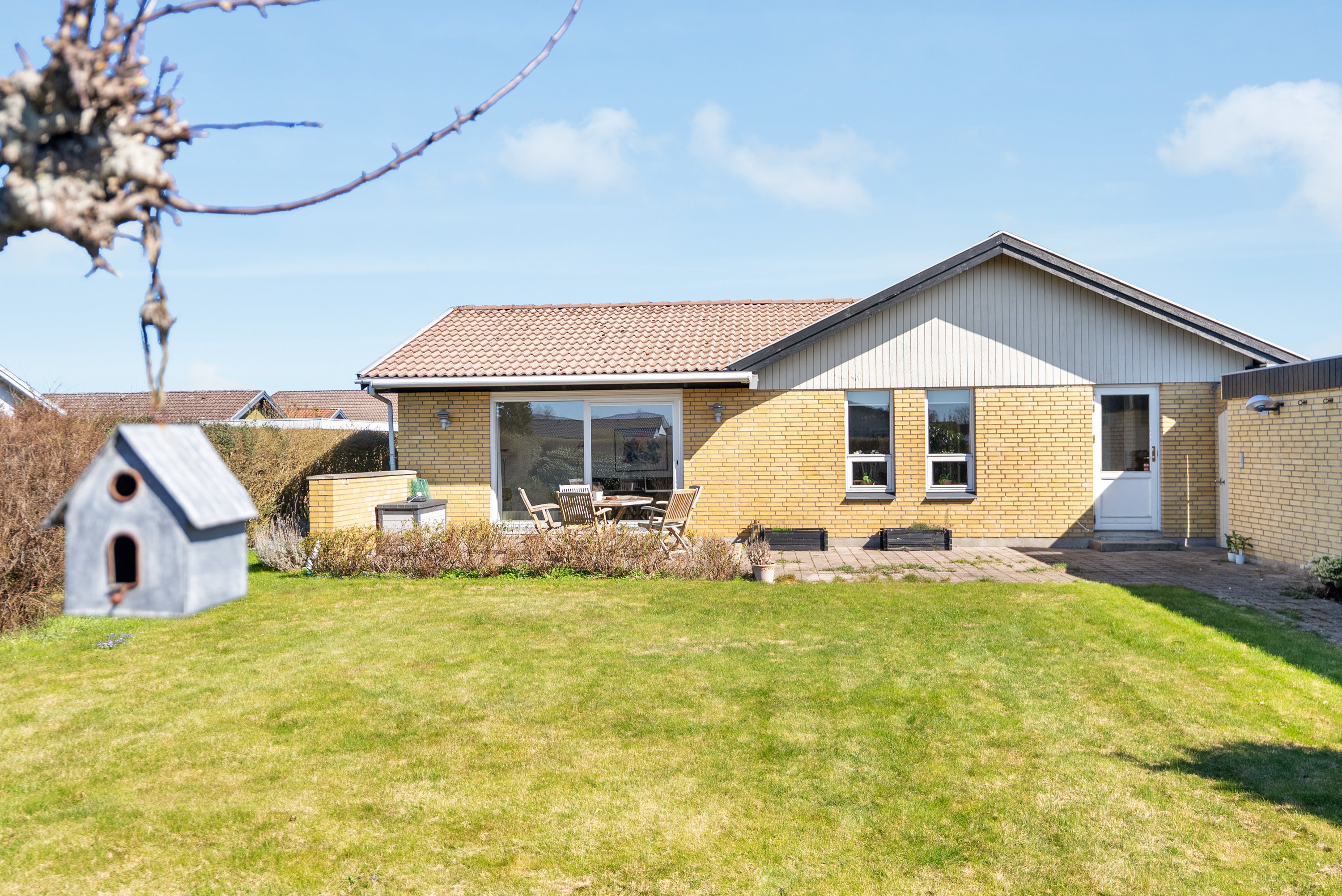 Fremhævet facade billede i fuldskærmstilstand. Billede af Mirabellevænget 8, Stige, 5270 Odense N