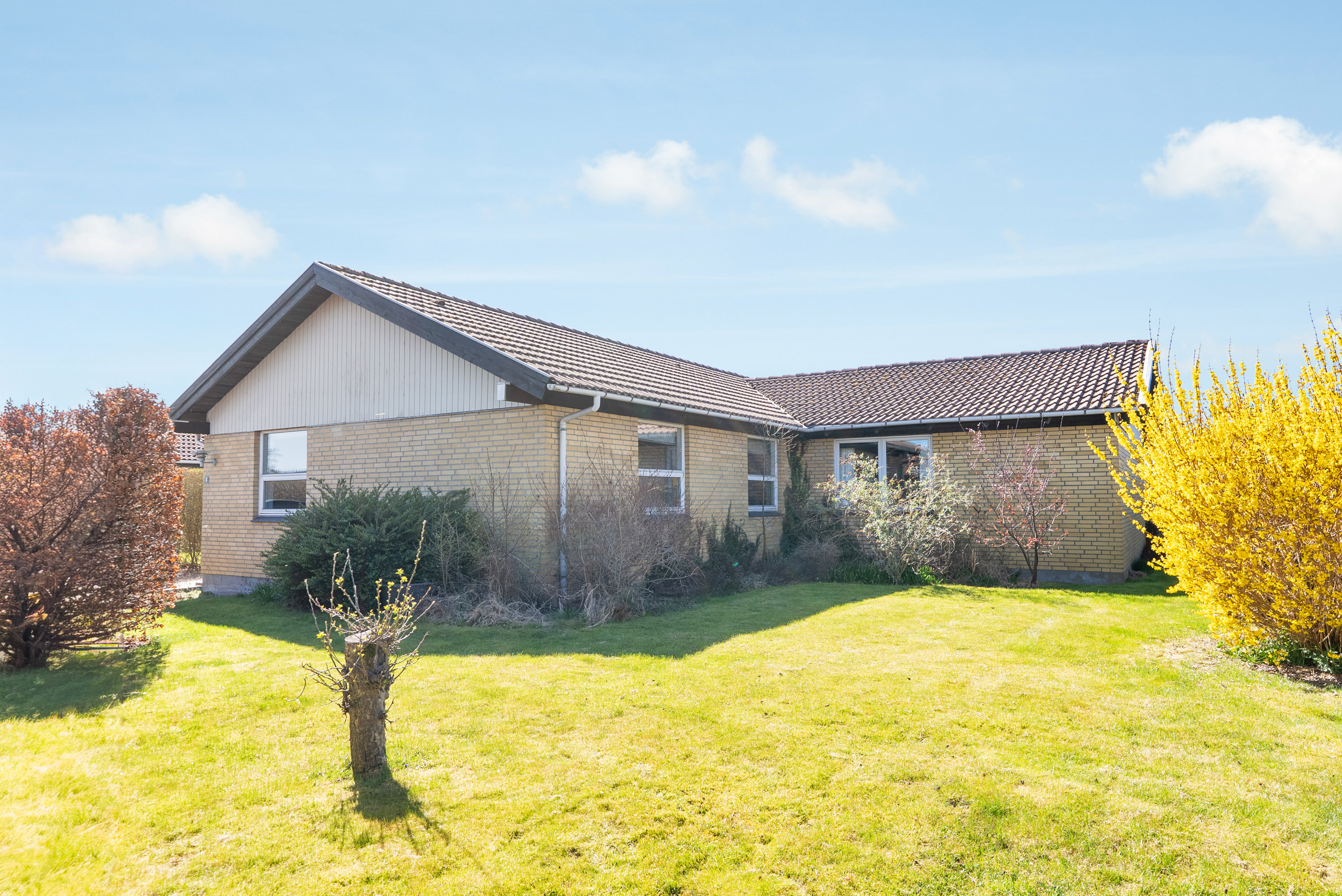 Fremhævet facade billede i fuldskærmstilstand. Billede af Mirabellevænget 8, Stige, 5270 Odense N