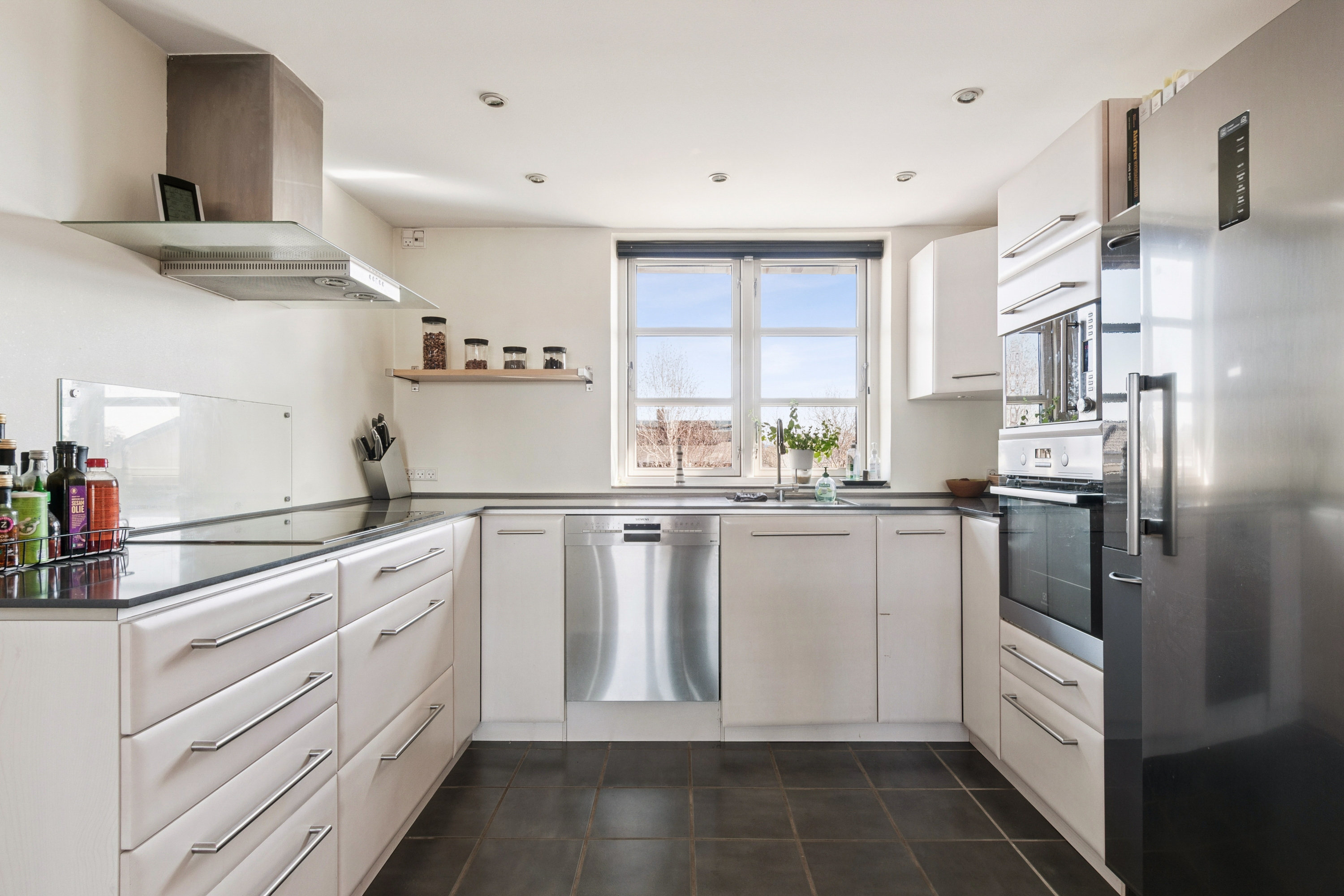 Fremhævet køkken billede i fuldskærmstilstand. Billede af Talosvej 14, 2770 Kastrup