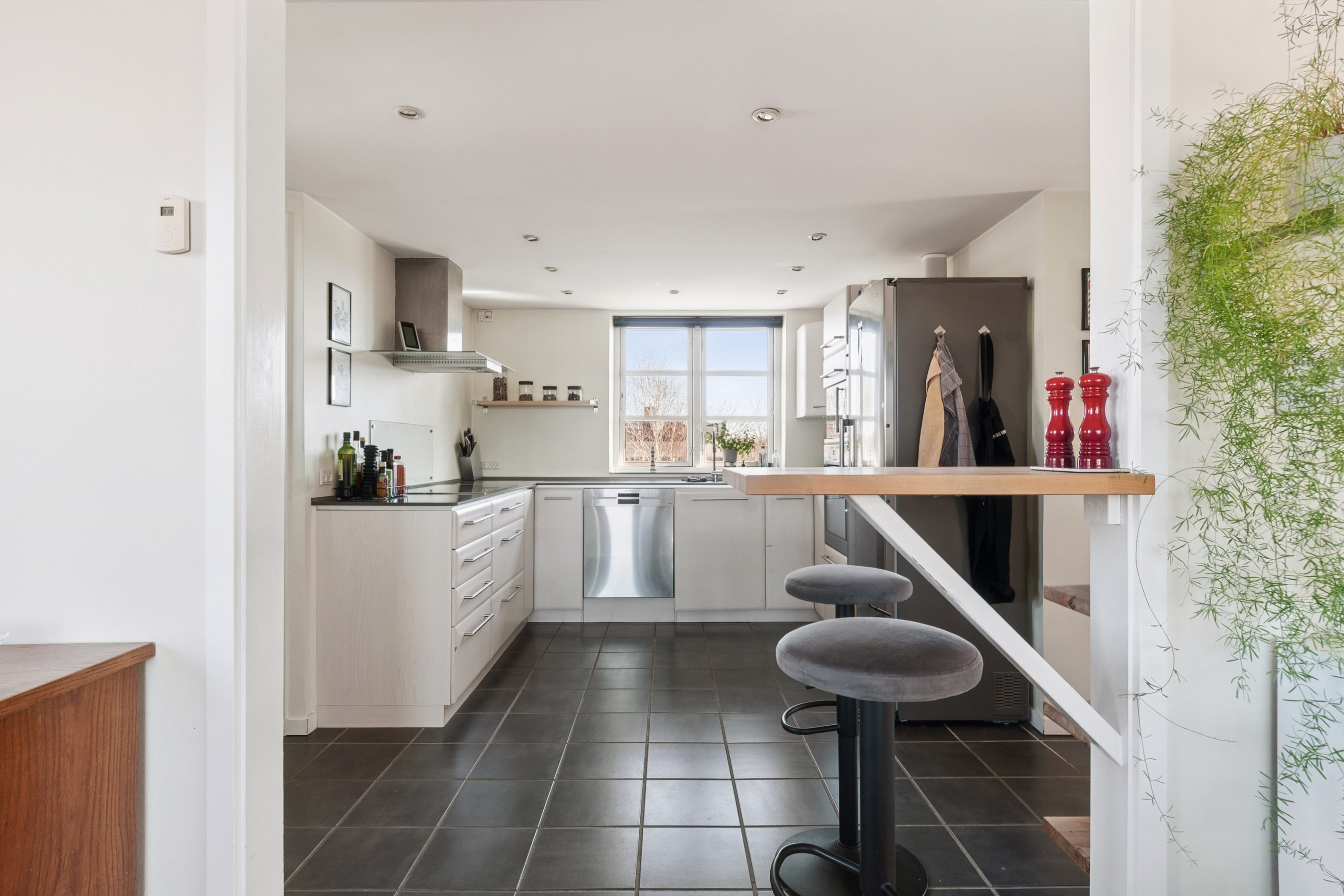 Fremhævet køkken billede i fuldskærmstilstand. Billede af Talosvej 14, 2770 Kastrup