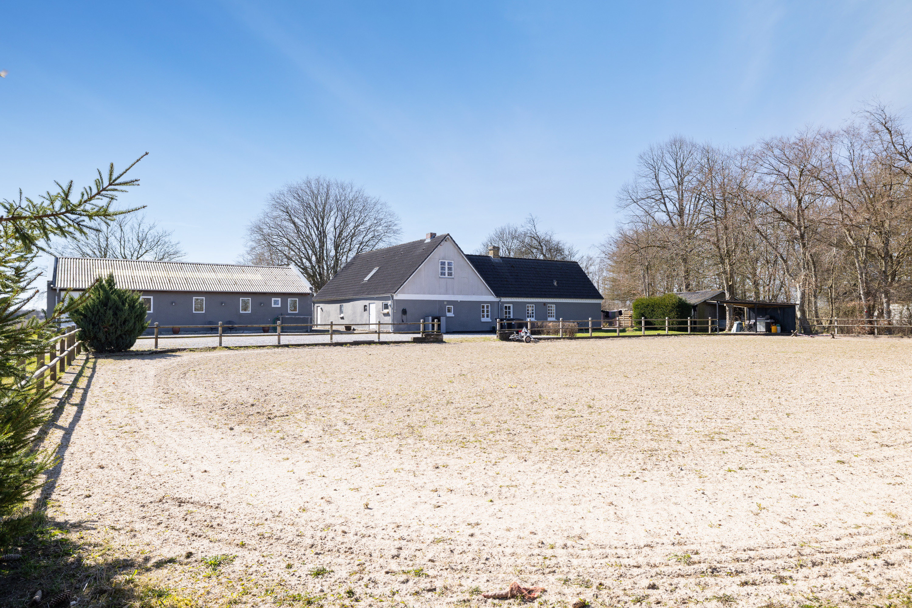 Fremhævet ridebane billede i fuldskærmstilstand. Billede af Balskildevej 10, Ballen, 8355 Solbjerg