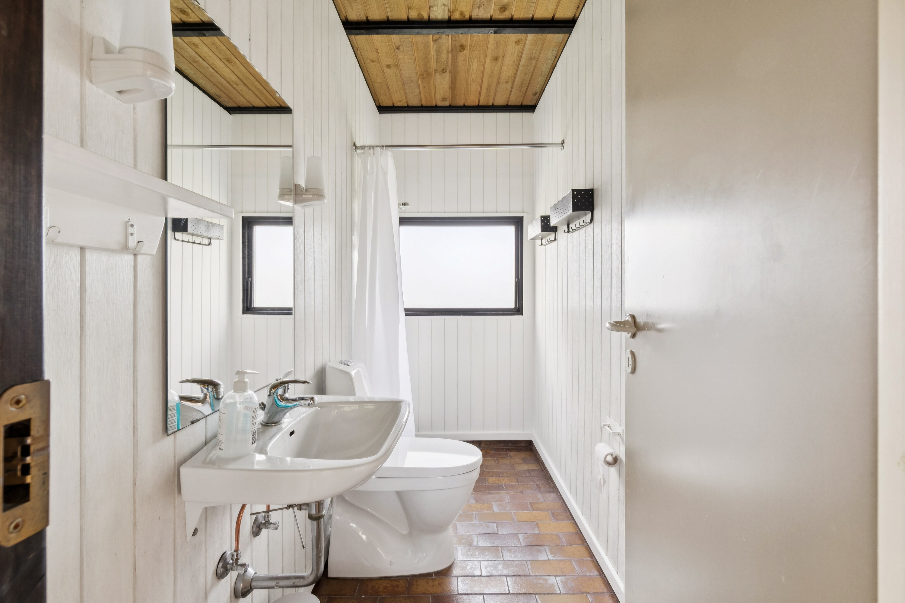 Fremhævet badeværelse billede i fuldskærmstilstand. Billede af Banken 11, Spodsbj Drej, 5900 Rudkøbing