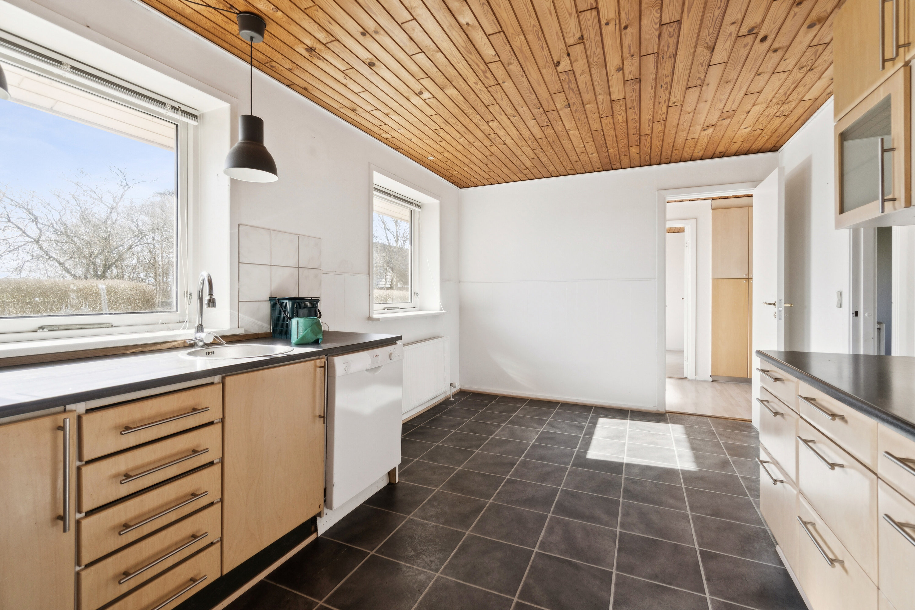 Fremhævet køkken billede i fuldskærmstilstand. Billede af Svinget 7, Koldby, 7752 Snedsted