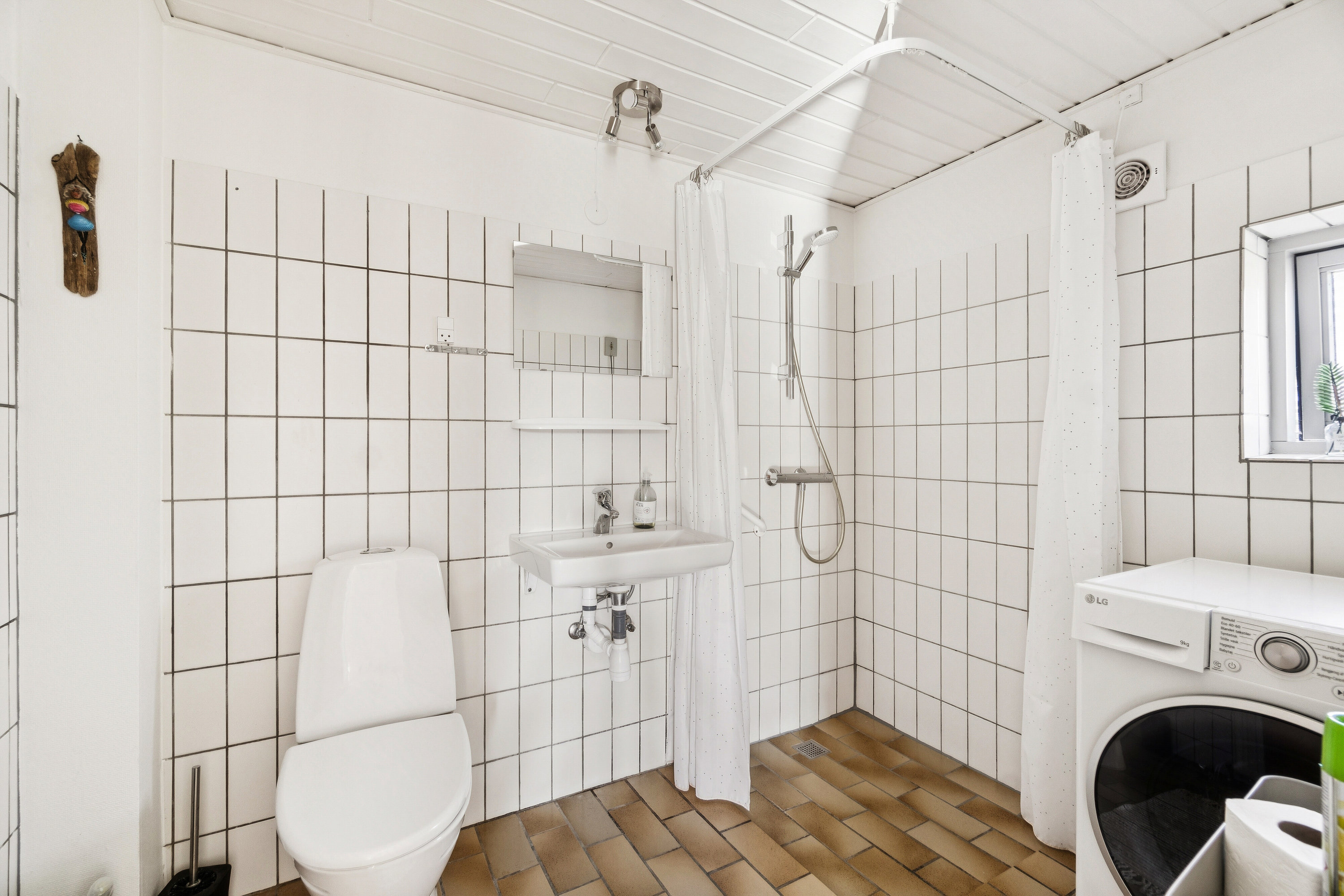 Fremhævet badeværelse billede i fuldskærmstilstand. Billede af Anemonevænget 11, 7730 Hanstholm