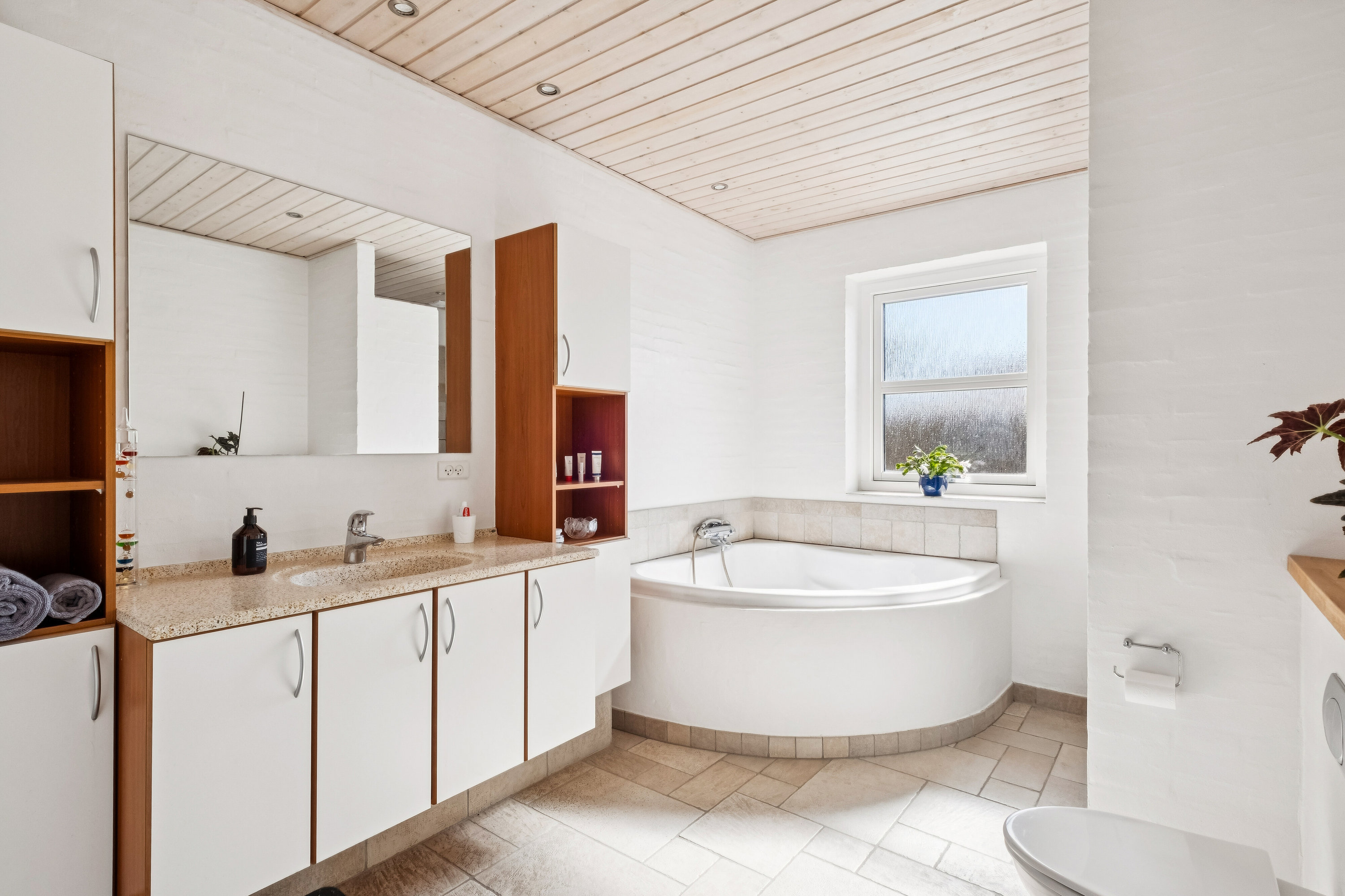 Fremhævet badeværelse billede i fuldskærmstilstand. Billede af Digevænget 10, Bjergby, 9800 Hjørring