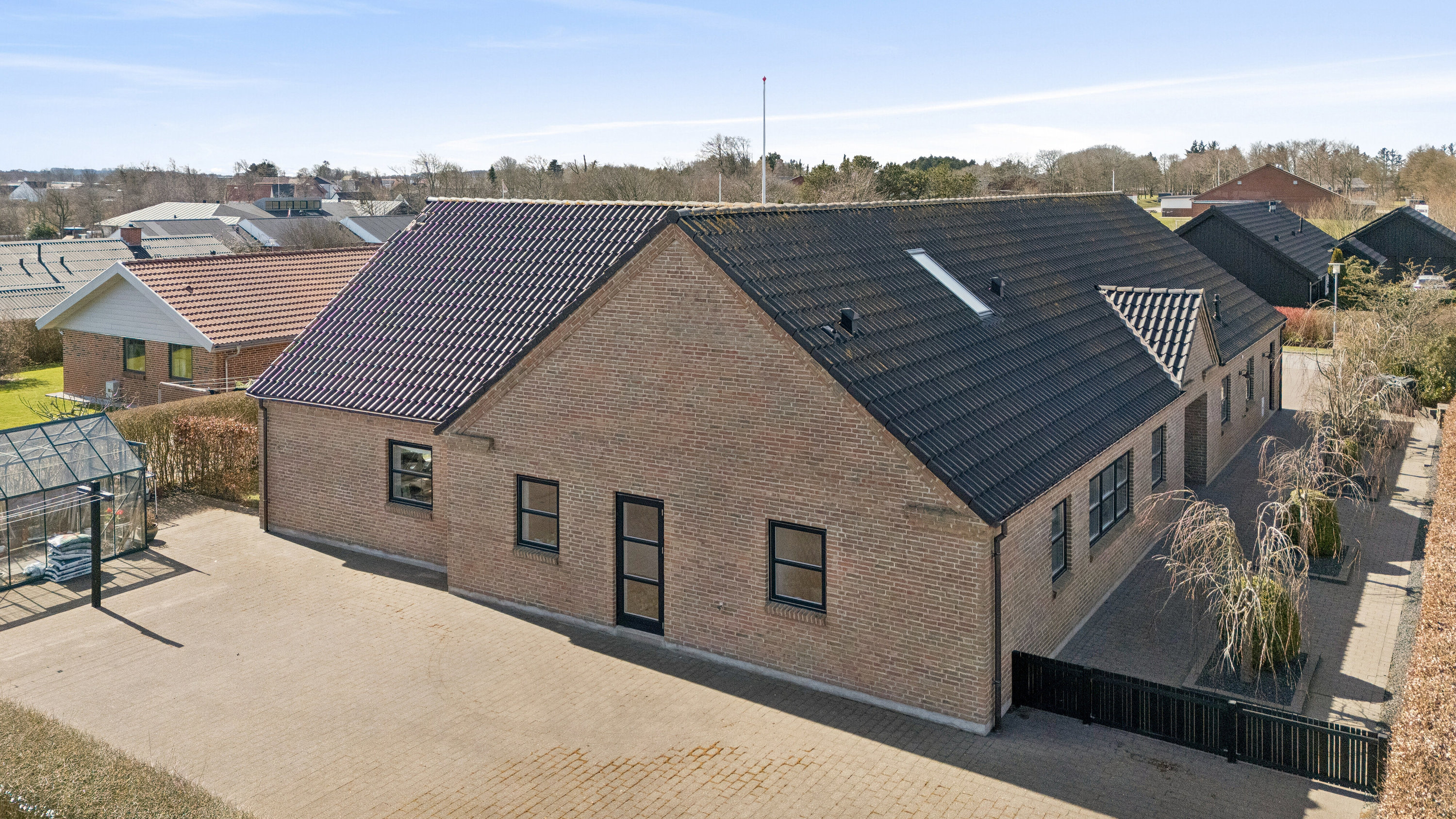 Fremhævet set fra vejen billede i fuldskærmstilstand. Billede af Digevænget 10, Bjergby, 9800 Hjørring