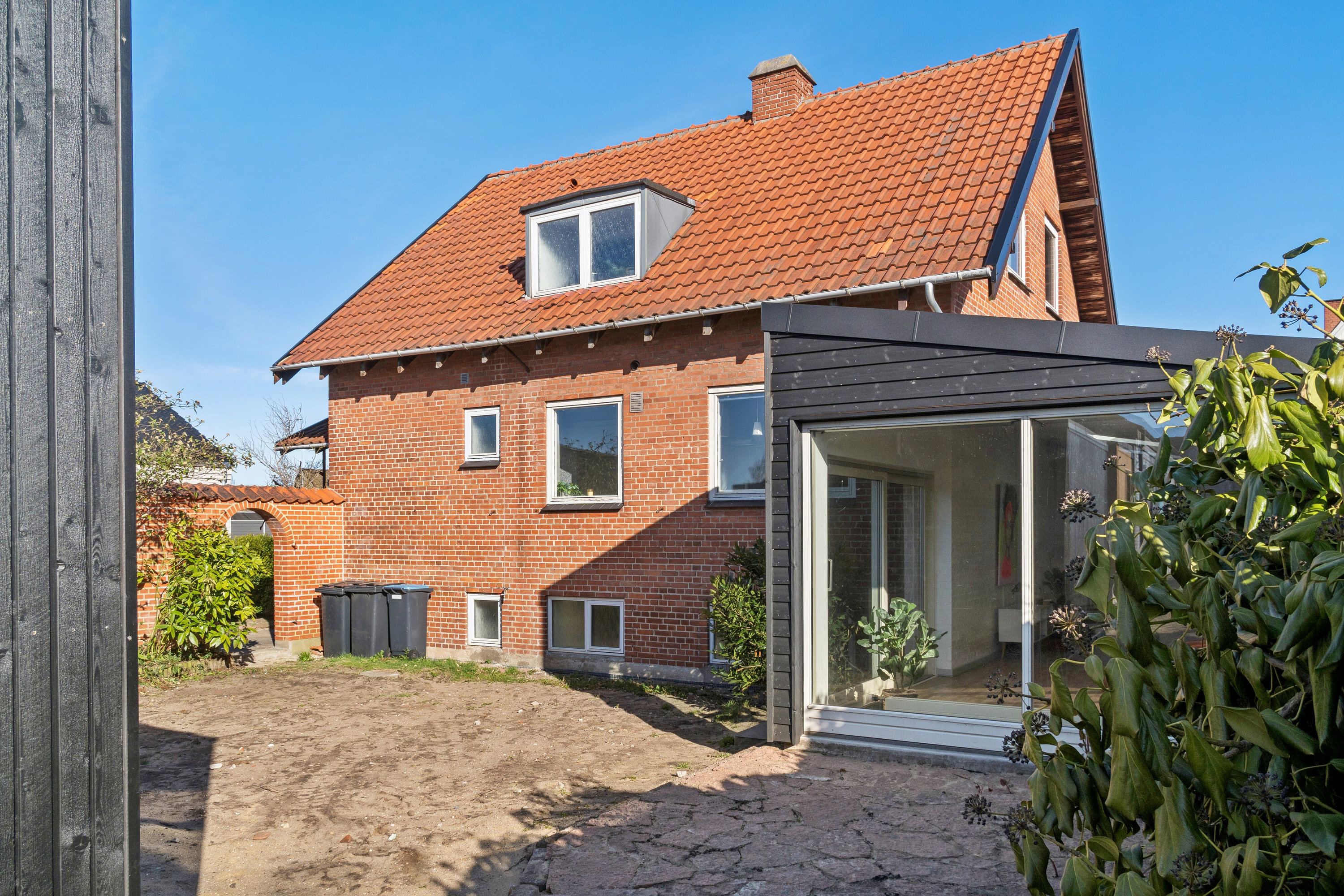 Fremhævet set fra haven billede i fuldskærmstilstand. Billede af Grøndalsvej 9, 8600 Silkeborg