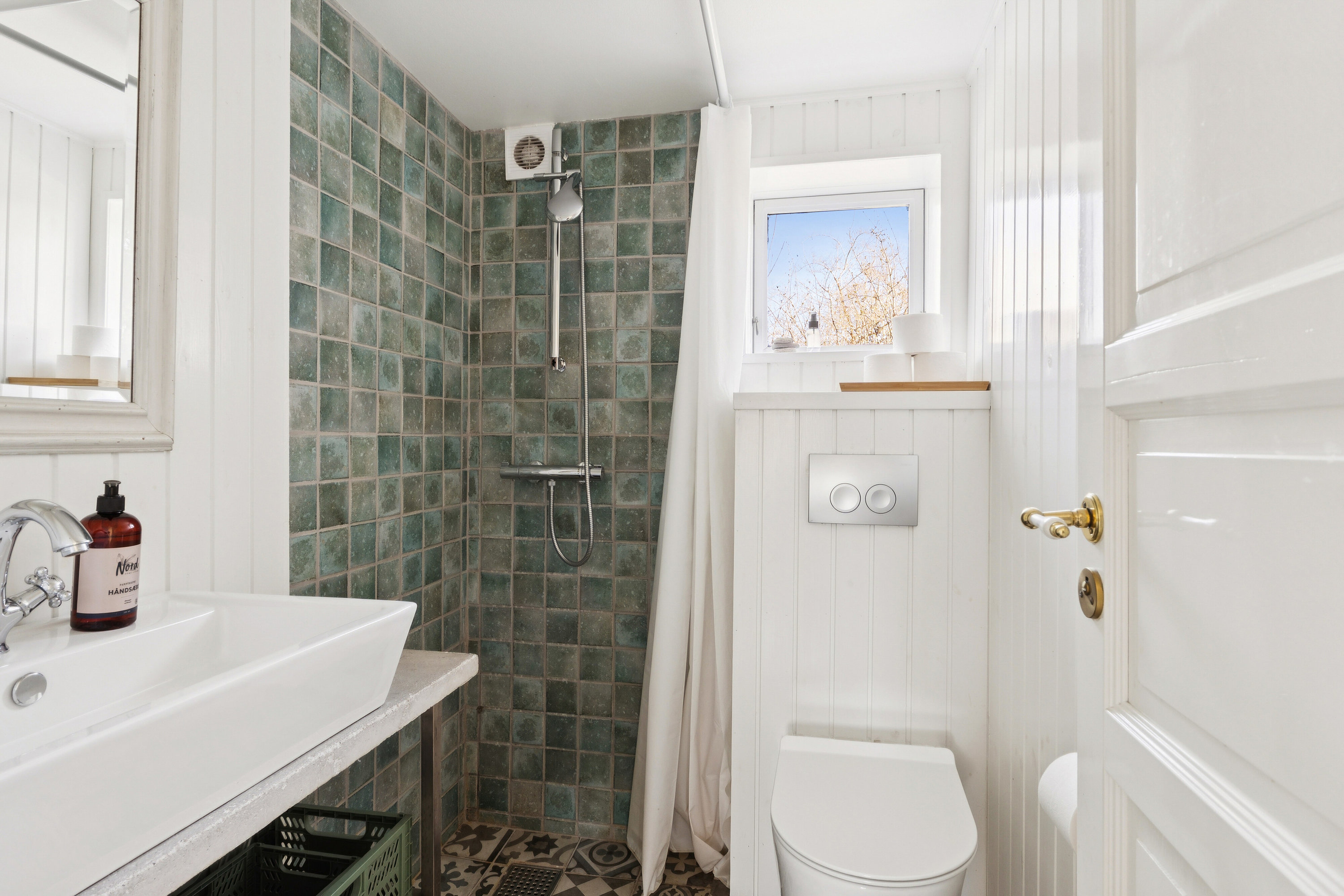 Fremhævet badeværelse billede i fuldskærmstilstand. Billede af Spurvevej 21, 3100 Hornbæk