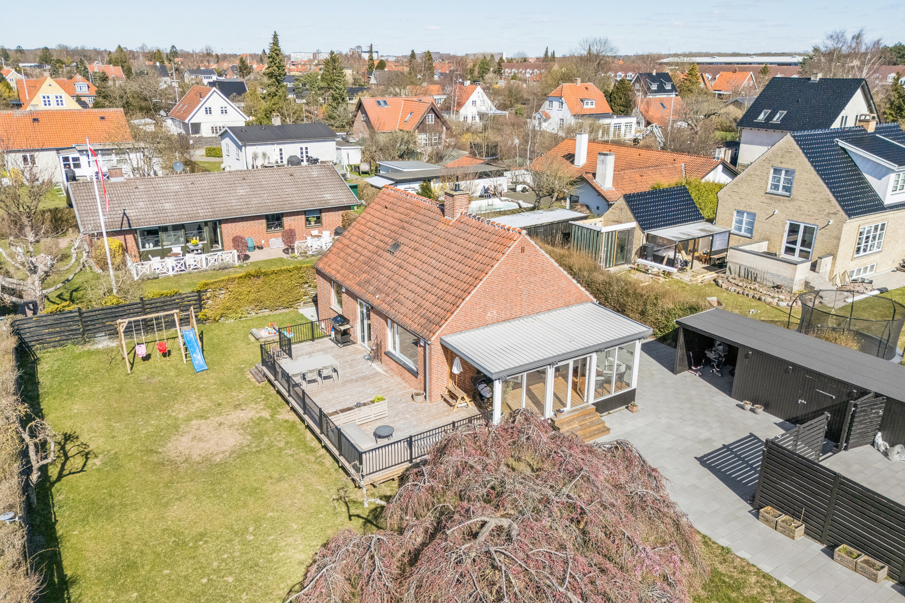 Fremhævet set fra haven billede i fuldskærmstilstand. Billede af Christoffers Alle 54, 2800 Kongens Lyngby