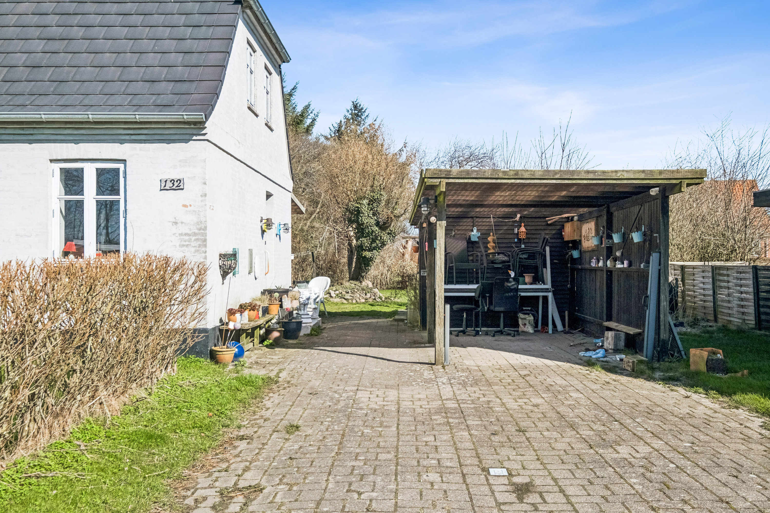 Fremhævet carport billede i fuldskærmstilstand. Billede af Rakkebyvej 132, Hæstrup Stationsby, 9800 Hjørring