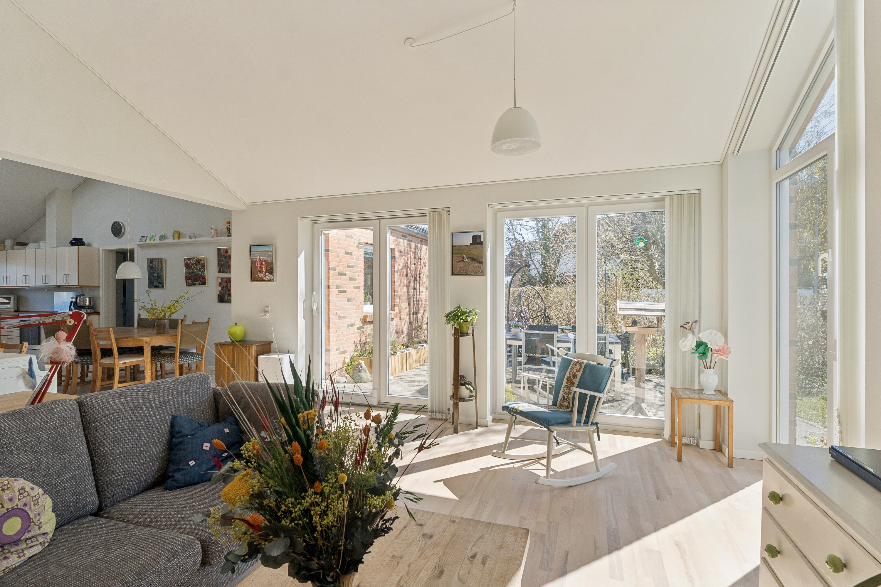 Fremhævet stue billede i fuldskærmstilstand. Billede af Folemarksvej 74, 2605 Brøndby