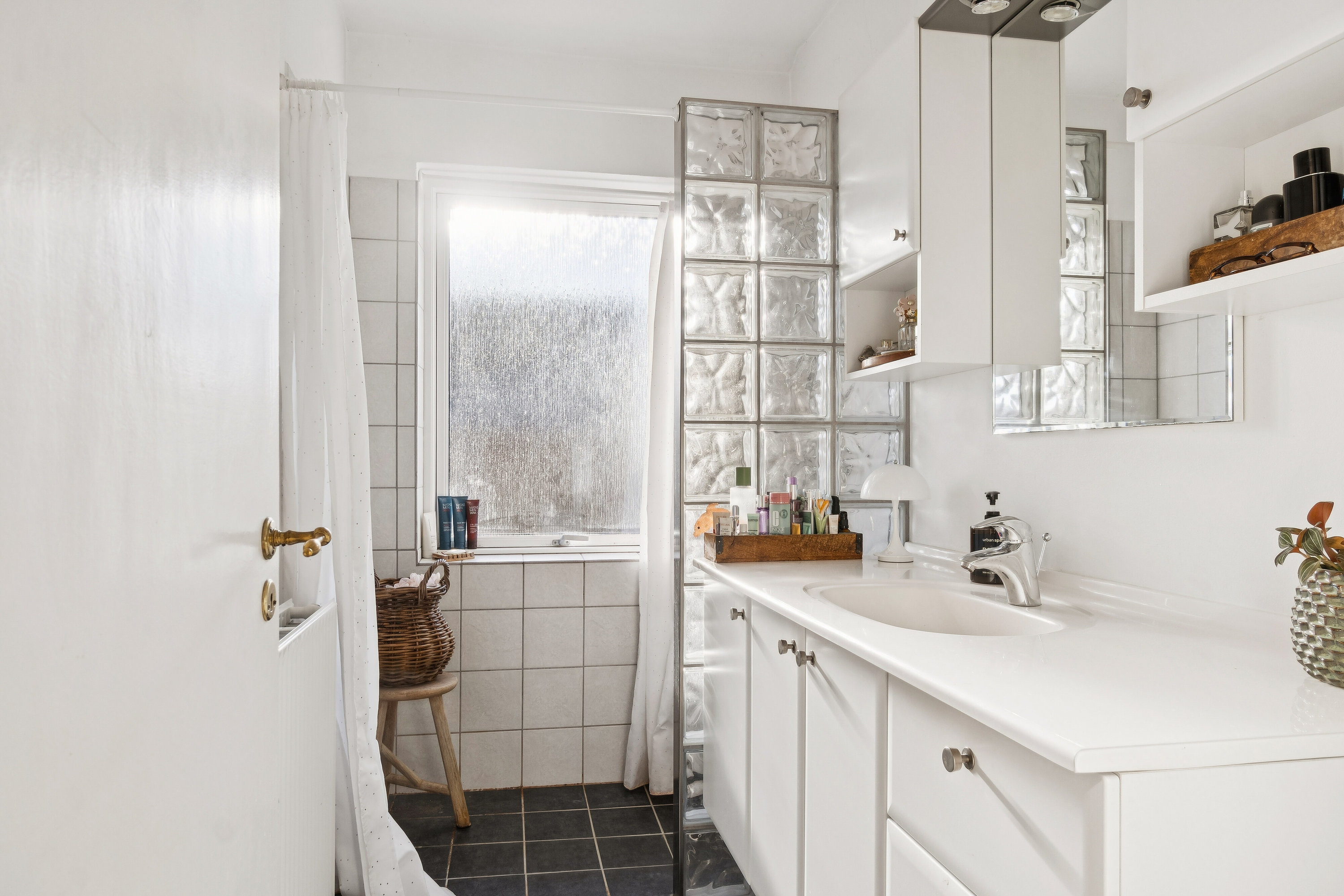 Fremhævet badeværelse billede i fuldskærmstilstand. Billede af Holmegårdsvej 1A, 3100 Hornbæk