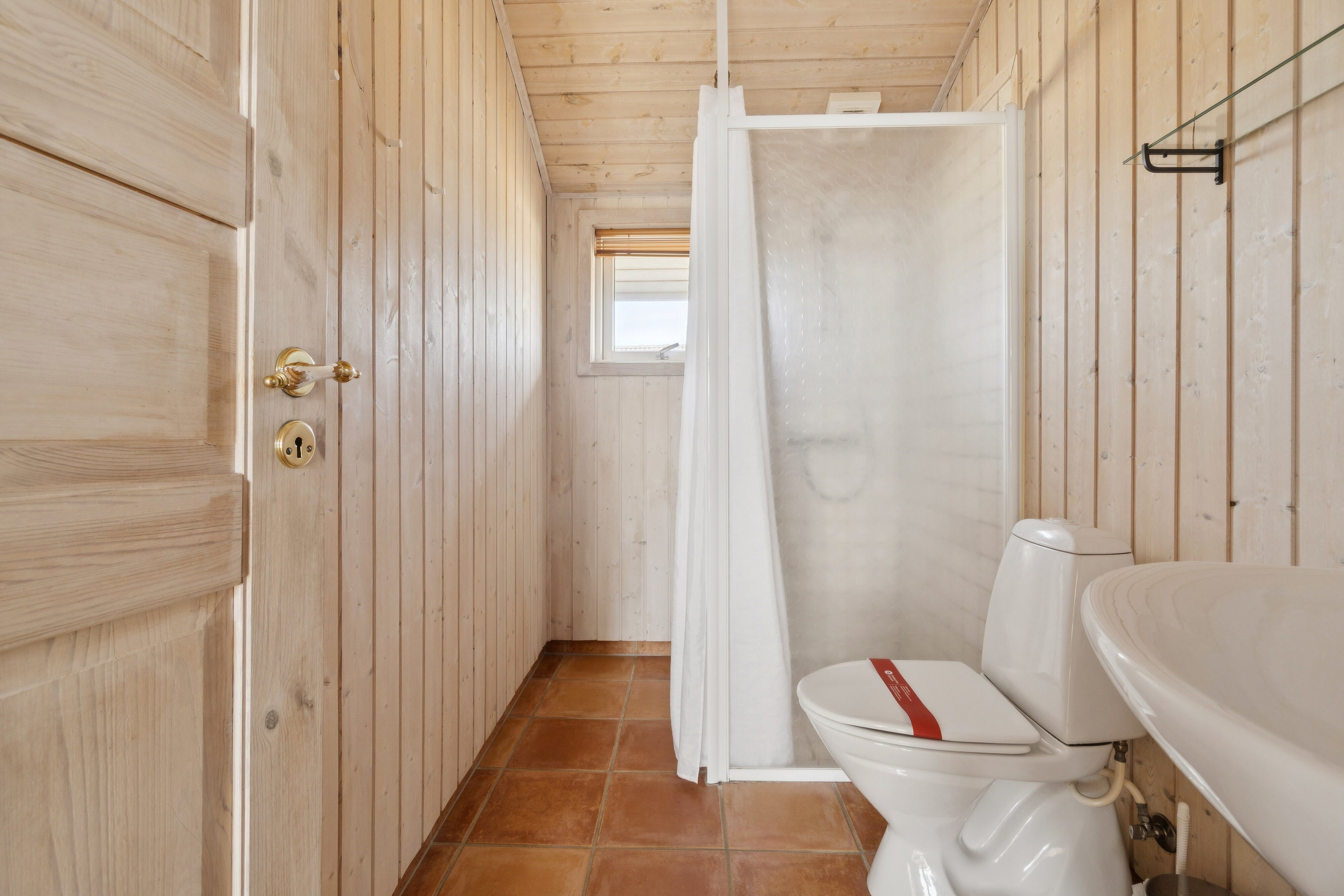 Fremhævet badeværelse billede i fuldskærmstilstand. Billede af Krinkelkrogen 14, Lild Strand, 7741 Frøstrup