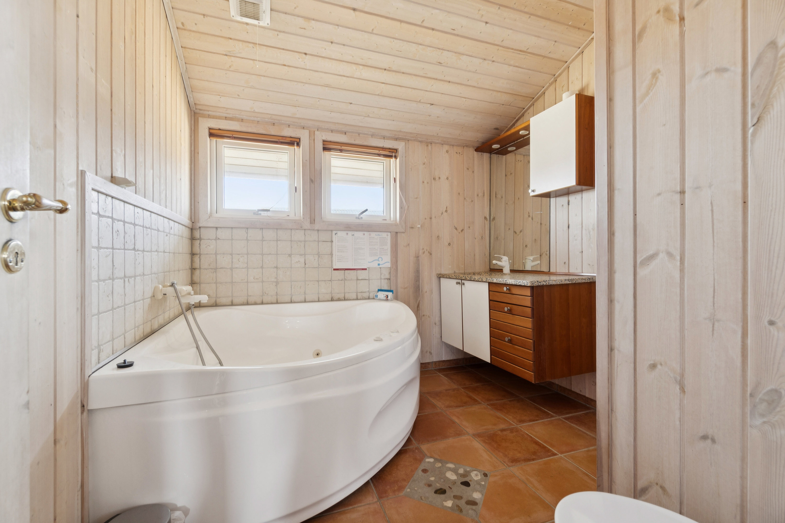 Fremhævet badeværelse billede i fuldskærmstilstand. Billede af Krinkelkrogen 14, Lild Strand, 7741 Frøstrup