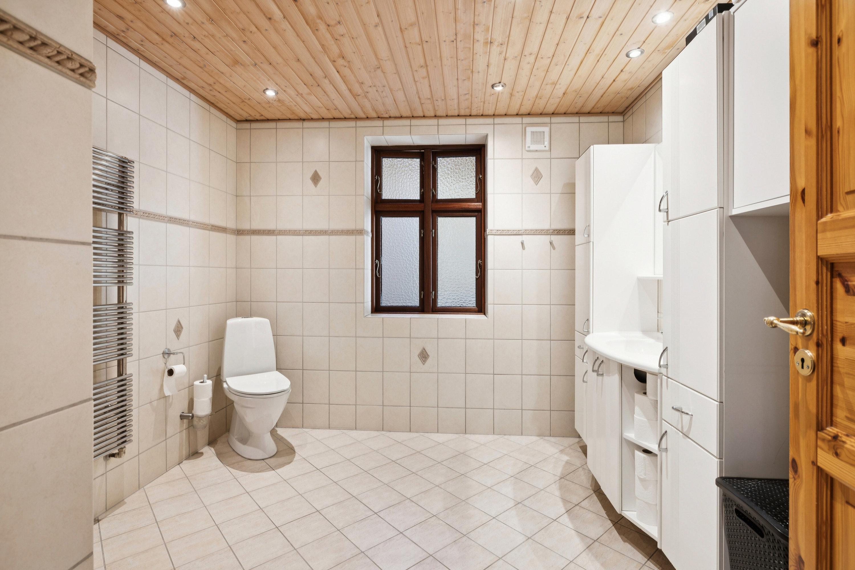 Fremhævet badeværelse billede i fuldskærmstilstand. Billede af Hovedgaden 13, 5932 Humble