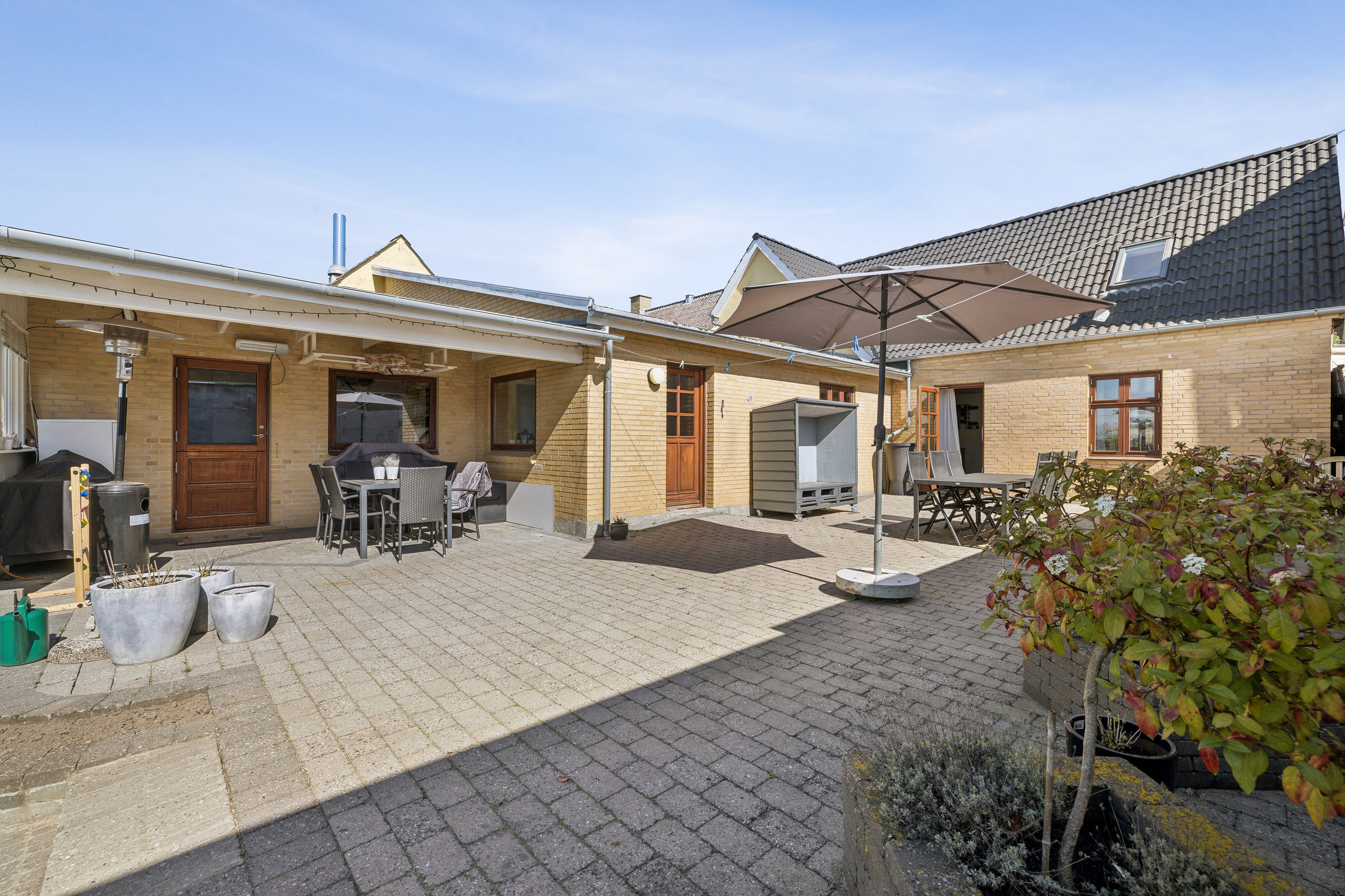 Fremhævet set fra haven billede i fuldskærmstilstand. Billede af Hovedgaden 13, 5932 Humble