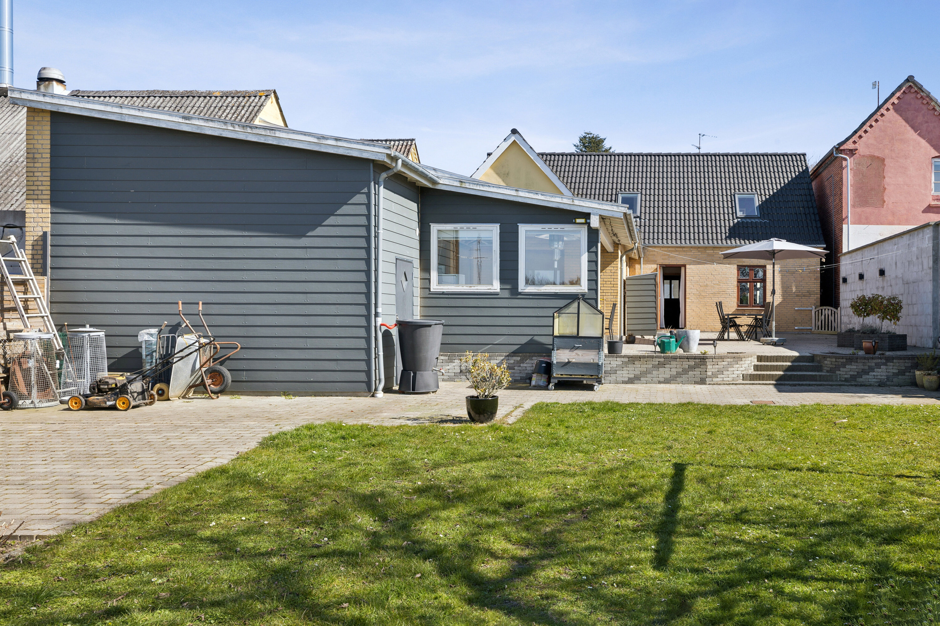 Fremhævet set fra haven billede i fuldskærmstilstand. Billede af Hovedgaden 13, 5932 Humble