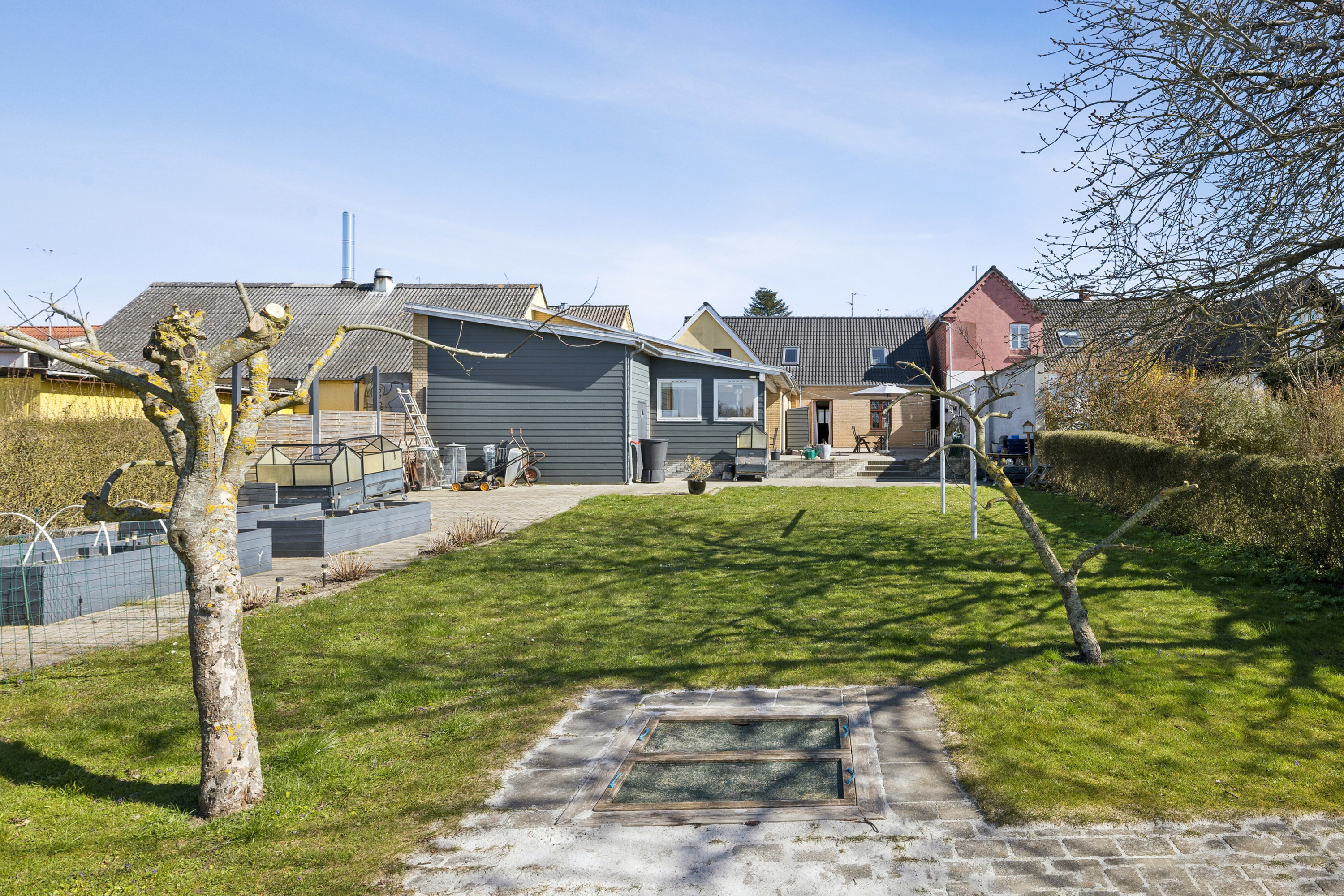 Fremhævet set fra haven billede i fuldskærmstilstand. Billede af Hovedgaden 13, 5932 Humble