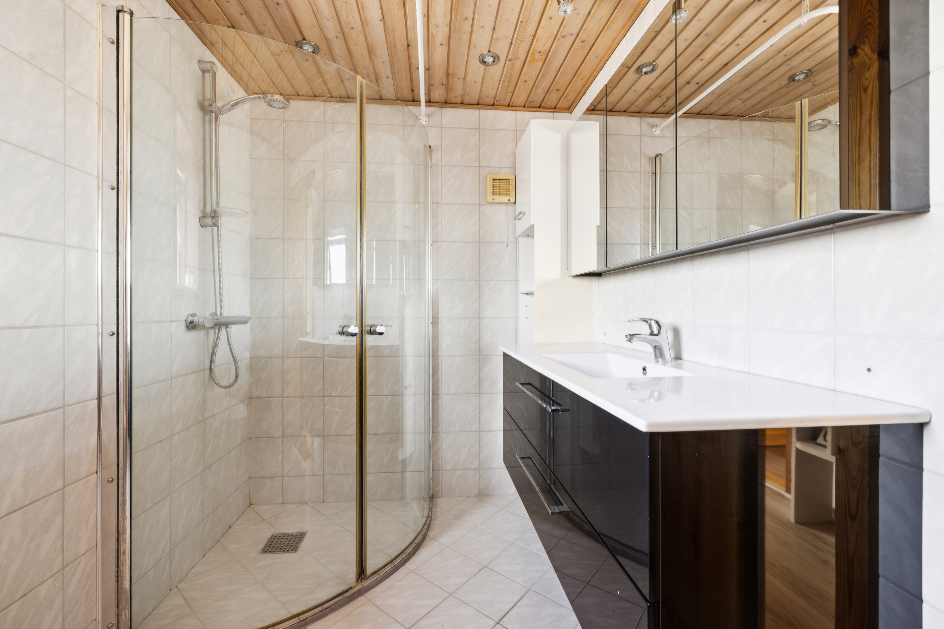 Fremhævet badeværelse billede i fuldskærmstilstand. Billede af Hovedgaden 13, 5932 Humble