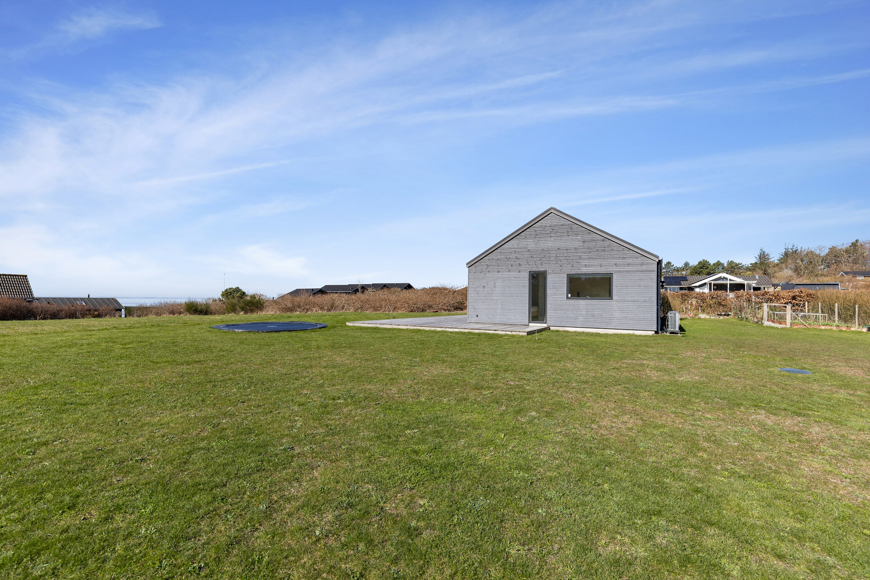 Fremhævet set fra haven billede i fuldskærmstilstand. Billede af Strandskrænten 32, 4400 Kalundborg