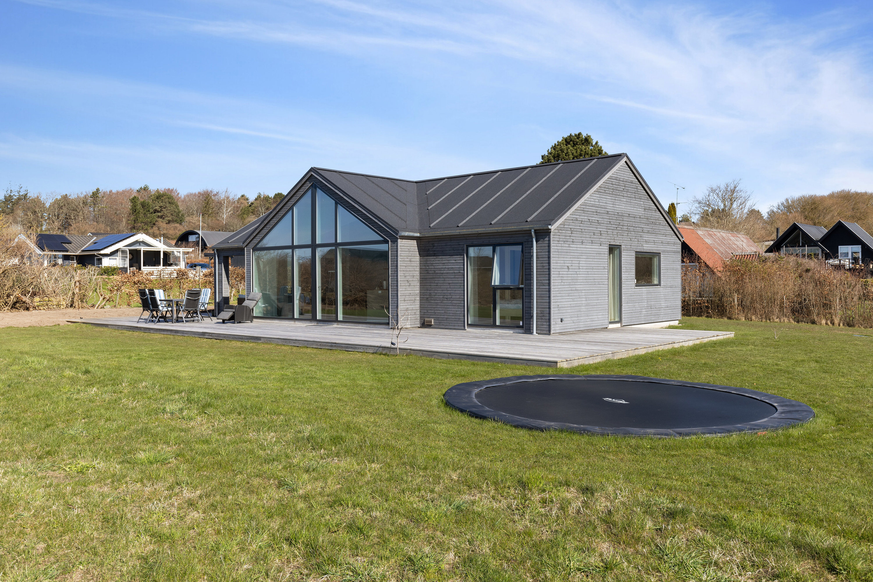 Fremhævet set fra haven billede i fuldskærmstilstand. Billede af Strandskrænten 32, 4400 Kalundborg