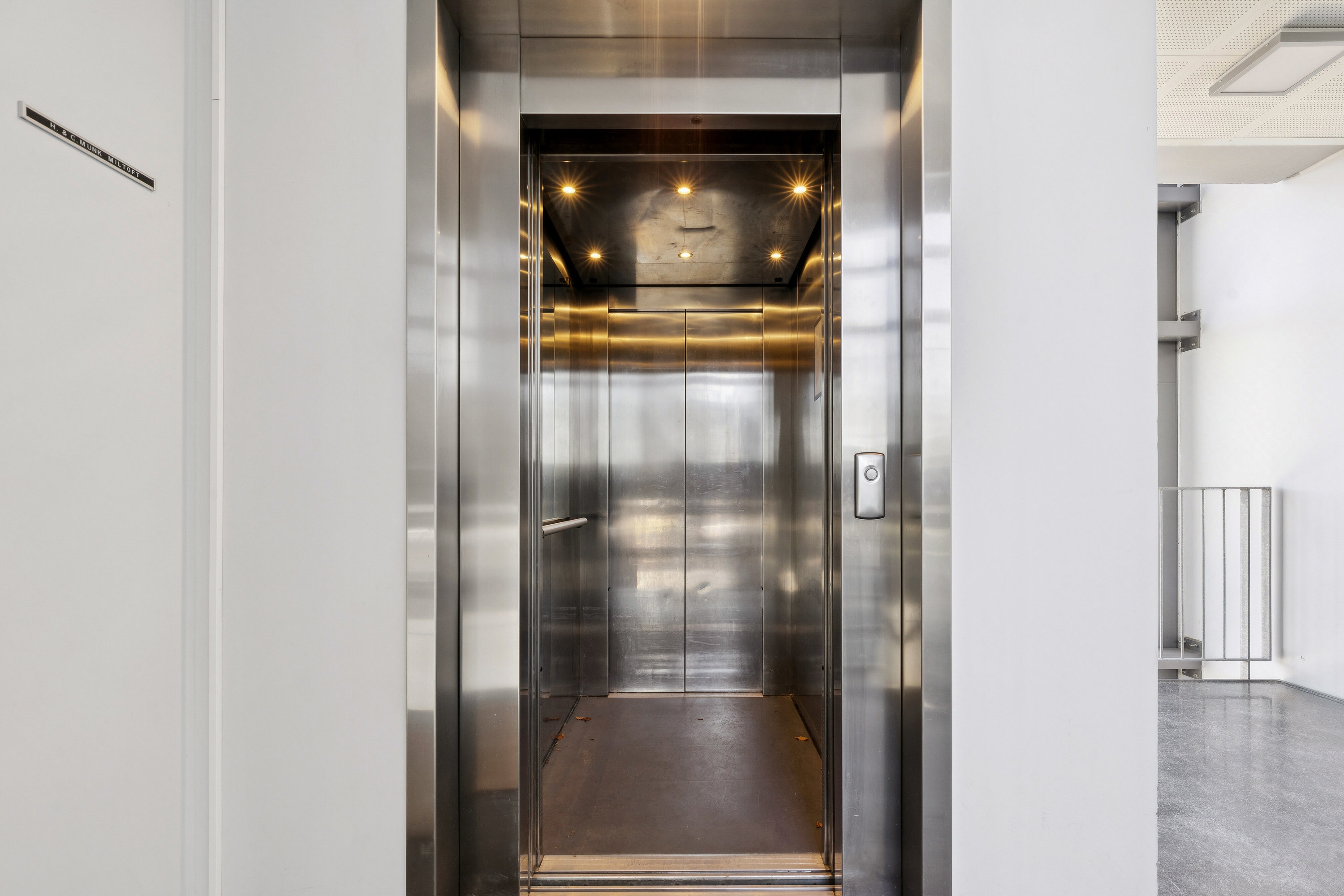 Fremhævet elevator billede i fuldskærmstilstand. Billede af Carl Th. Zahles Gade 8, 2. th., 2300 København S