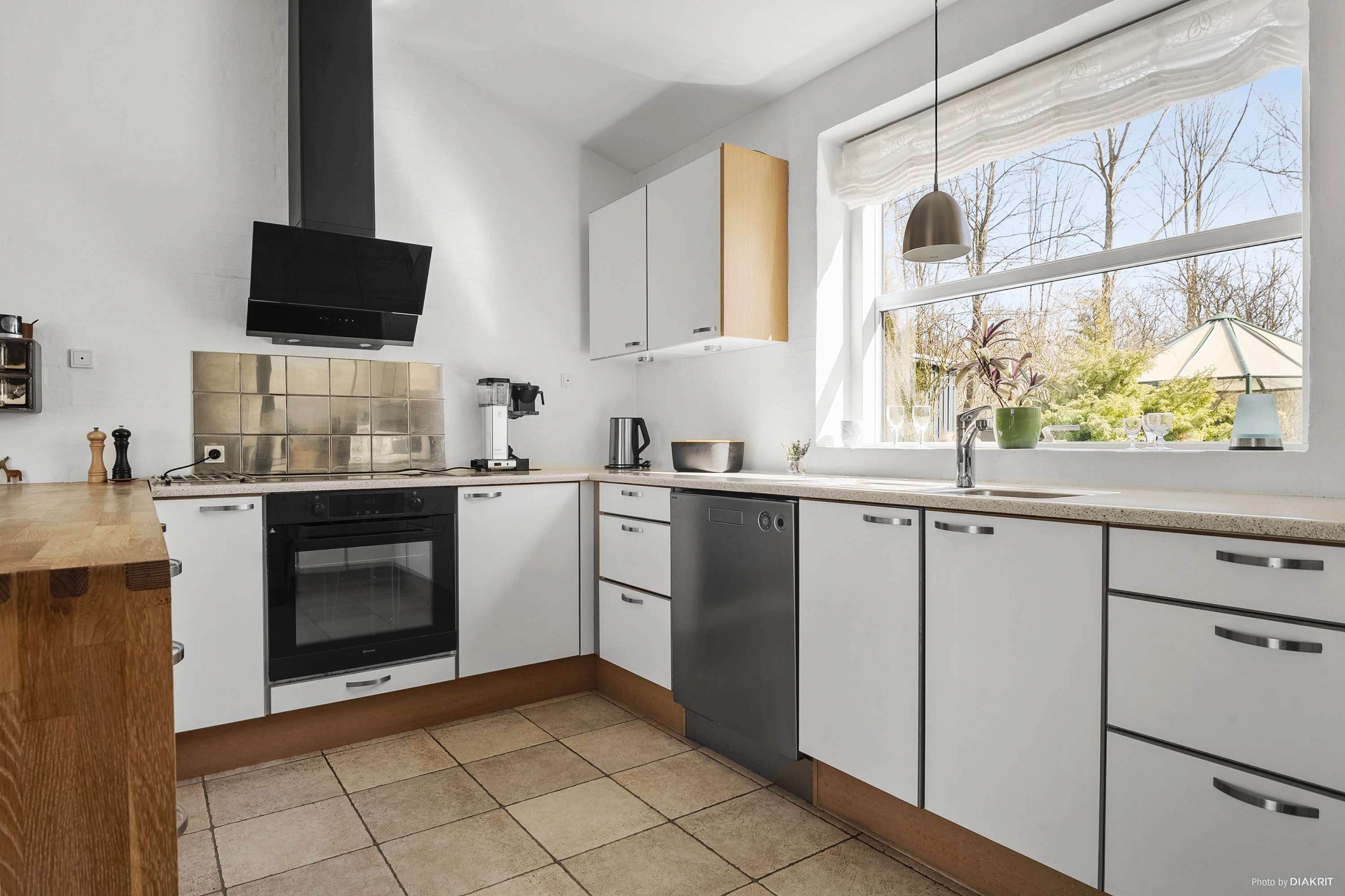 Fremhævet køkken billede i fuldskærmstilstand. Billede af Skovsangervej 7, 8300 Odder