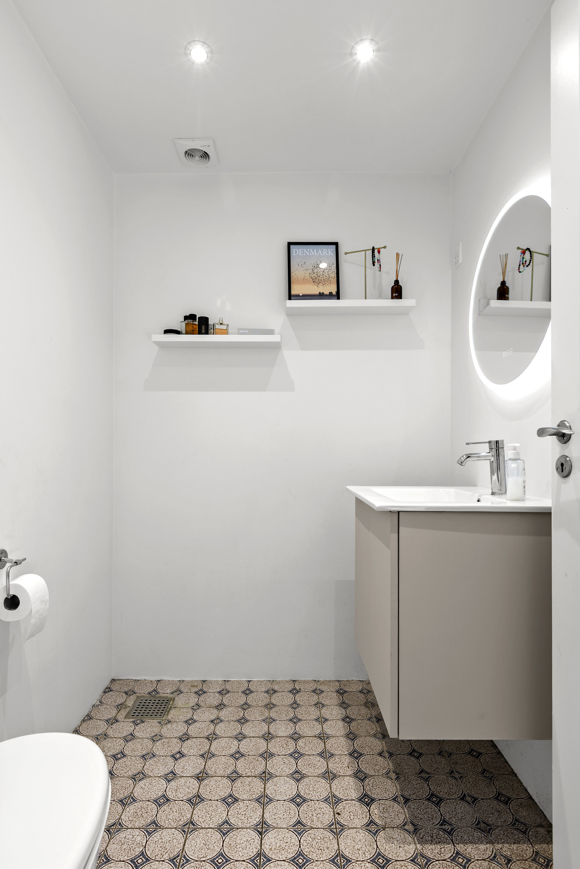 Fremhævet toilet billede i fuldskærmstilstand. Billede af Ll. Ladegaardsvej 11B, 4180 Sorø