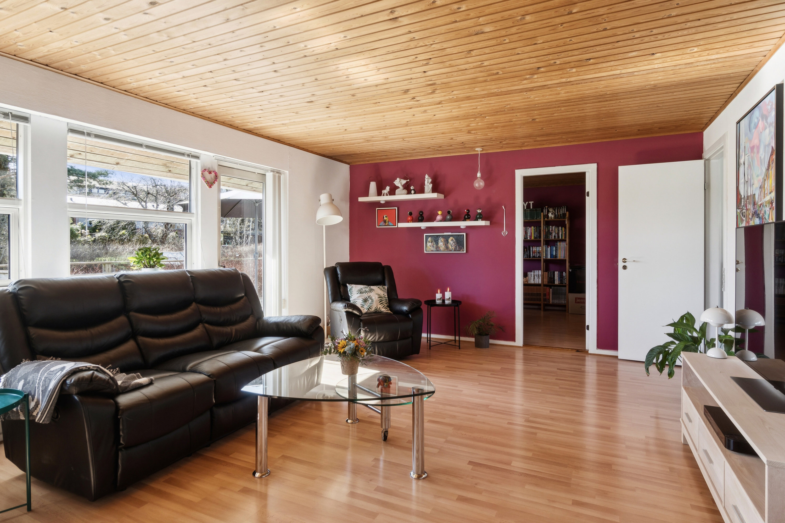 Fremhævet stue billede i fuldskærmstilstand. Billede af Poppelbakken 21, 4400 Kalundborg