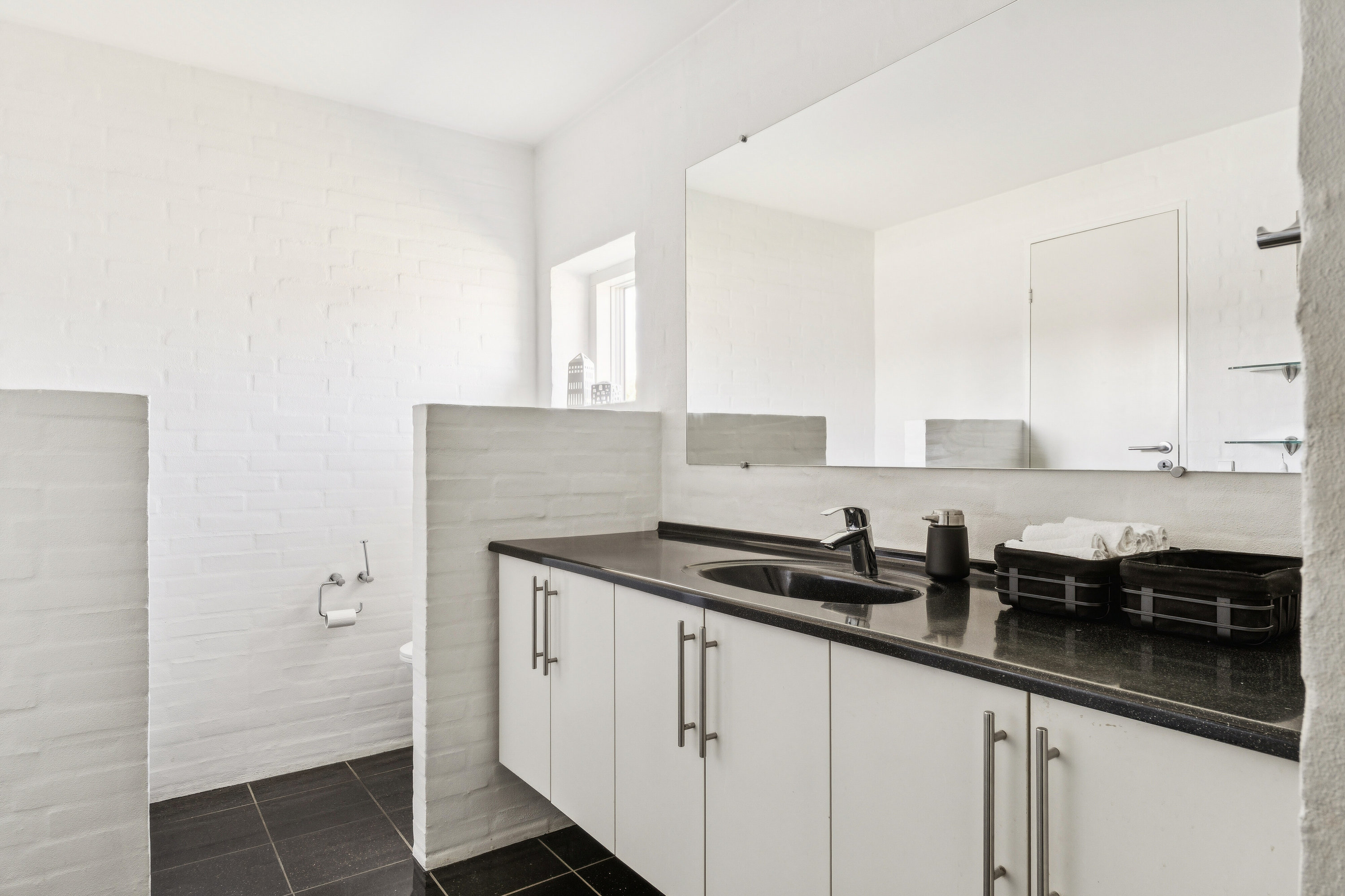 Fremhævet badeværelse billede i fuldskærmstilstand. Billede af Grønningen 22, Smedeby, 6340 Kruså