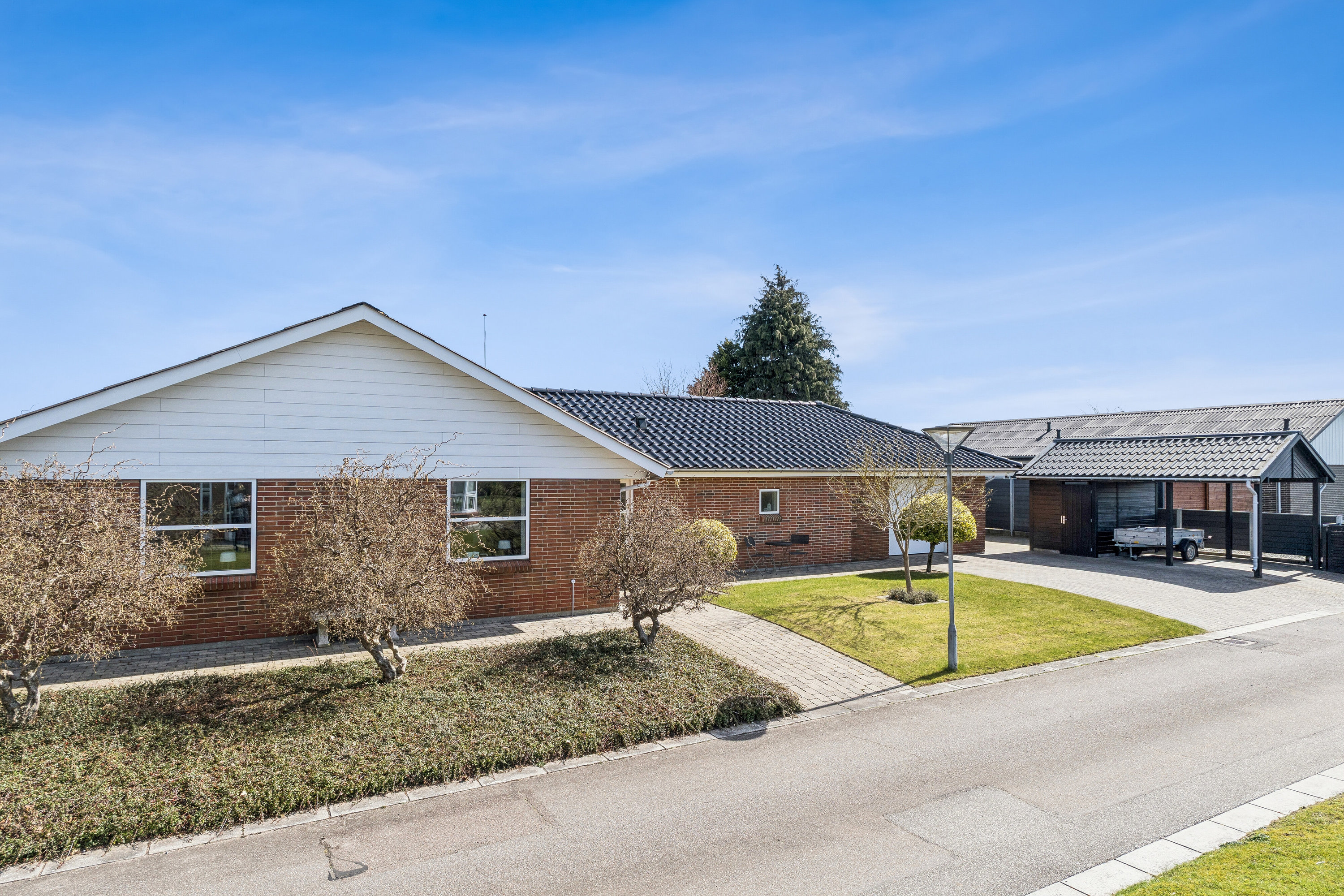 Fremhævet set fra vejen billede i fuldskærmstilstand. Billede af Grønningen 22, Smedeby, 6340 Kruså