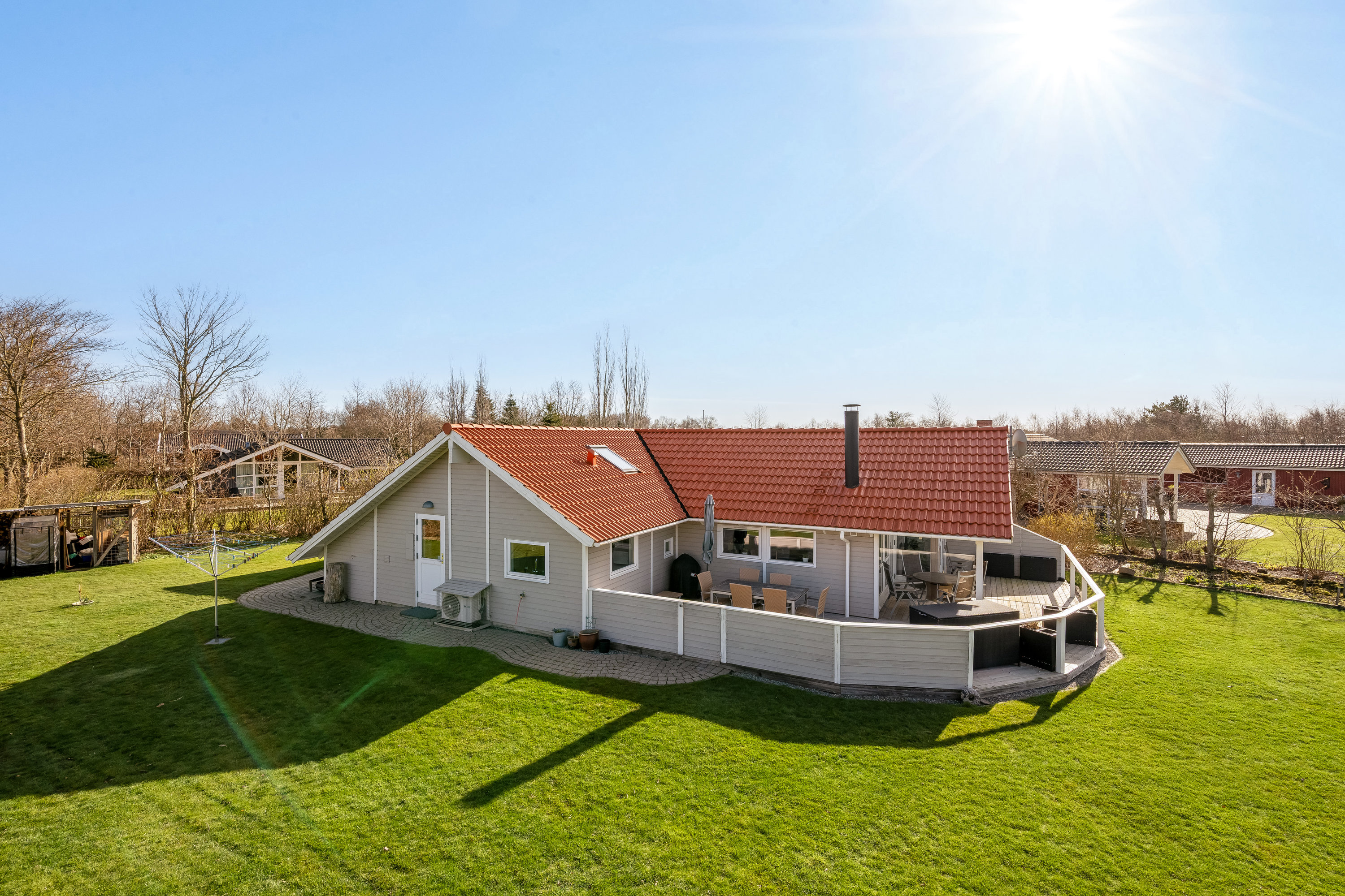 Fremhævet facade billede i fuldskærmstilstand. Billede af Vibevænget 14, Bork Havn, 6893 Hemmet